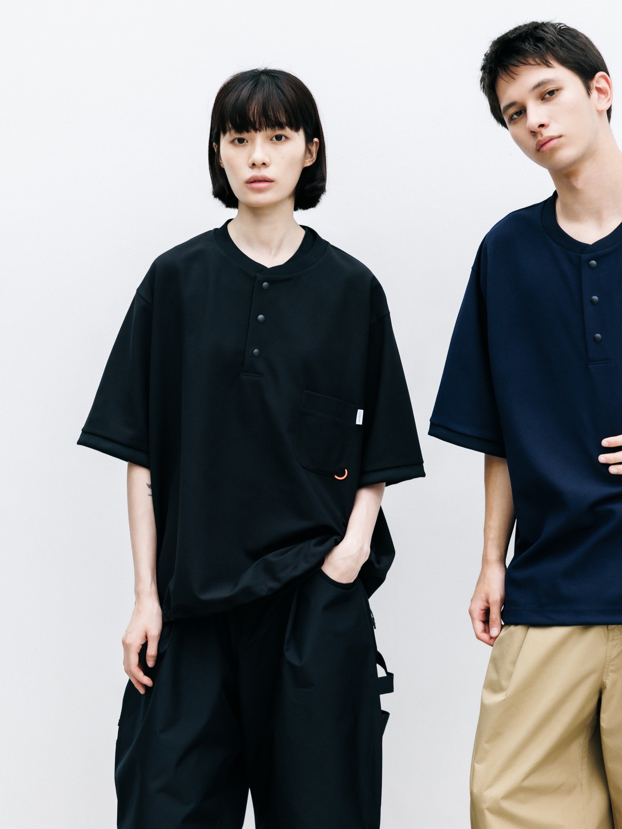 【8.12 WED 20:00- IN STOCK】ACTIVE CITY HENLEY NECK S/S T-SHIRT (BLACK)