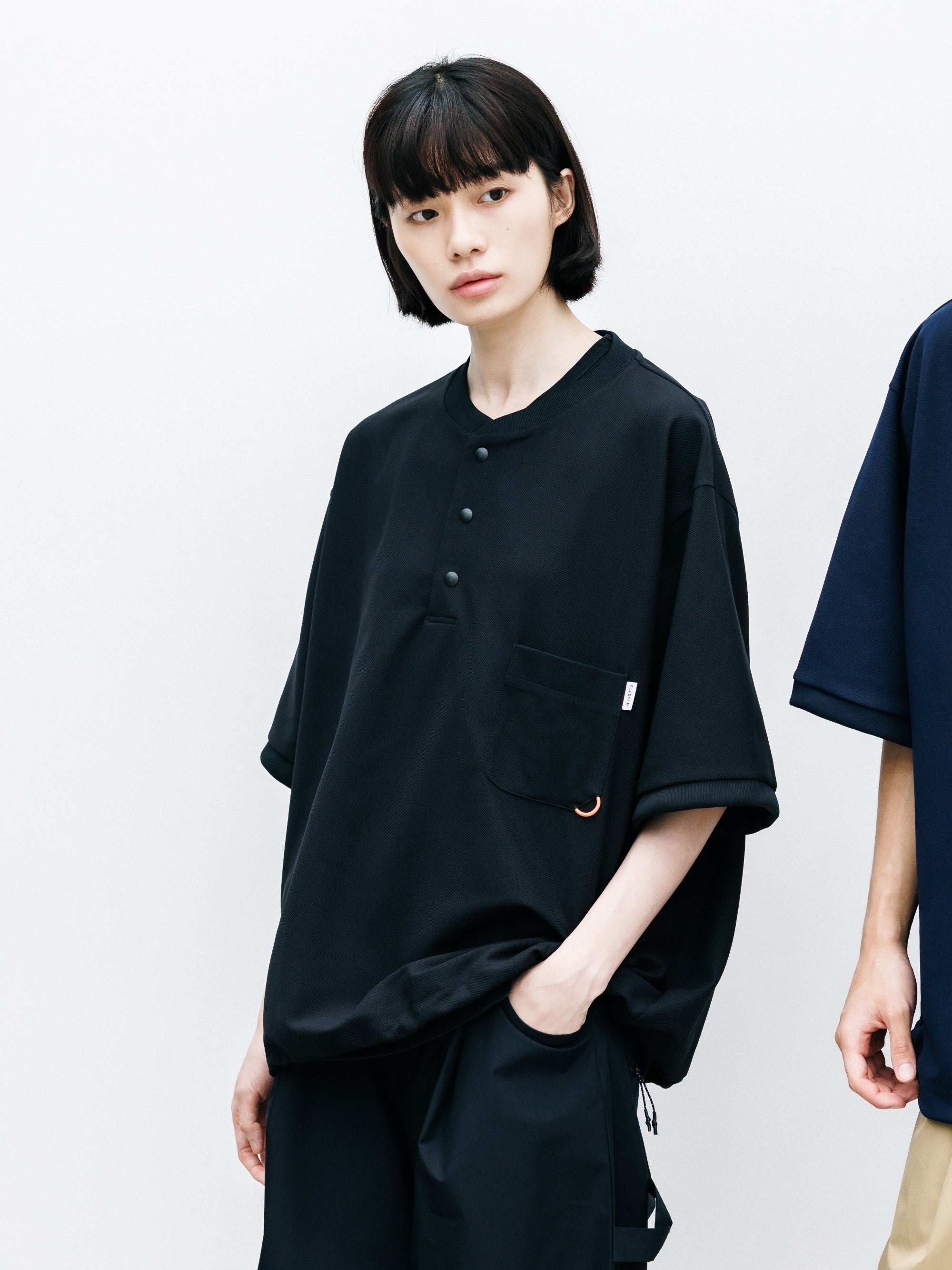 【8.12 WED 20:00- IN STOCK】ACTIVE CITY HENLEY NECK S/S T-SHIRT (BLACK)