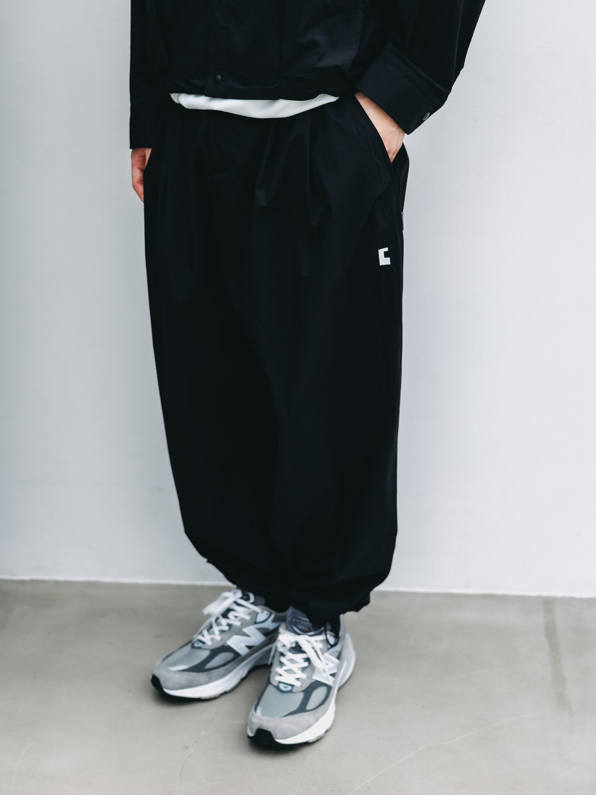 "C” CRISPY NYLON CITY UNIFORM WIDE TAPERED PANTS (BLACK×WHITE)