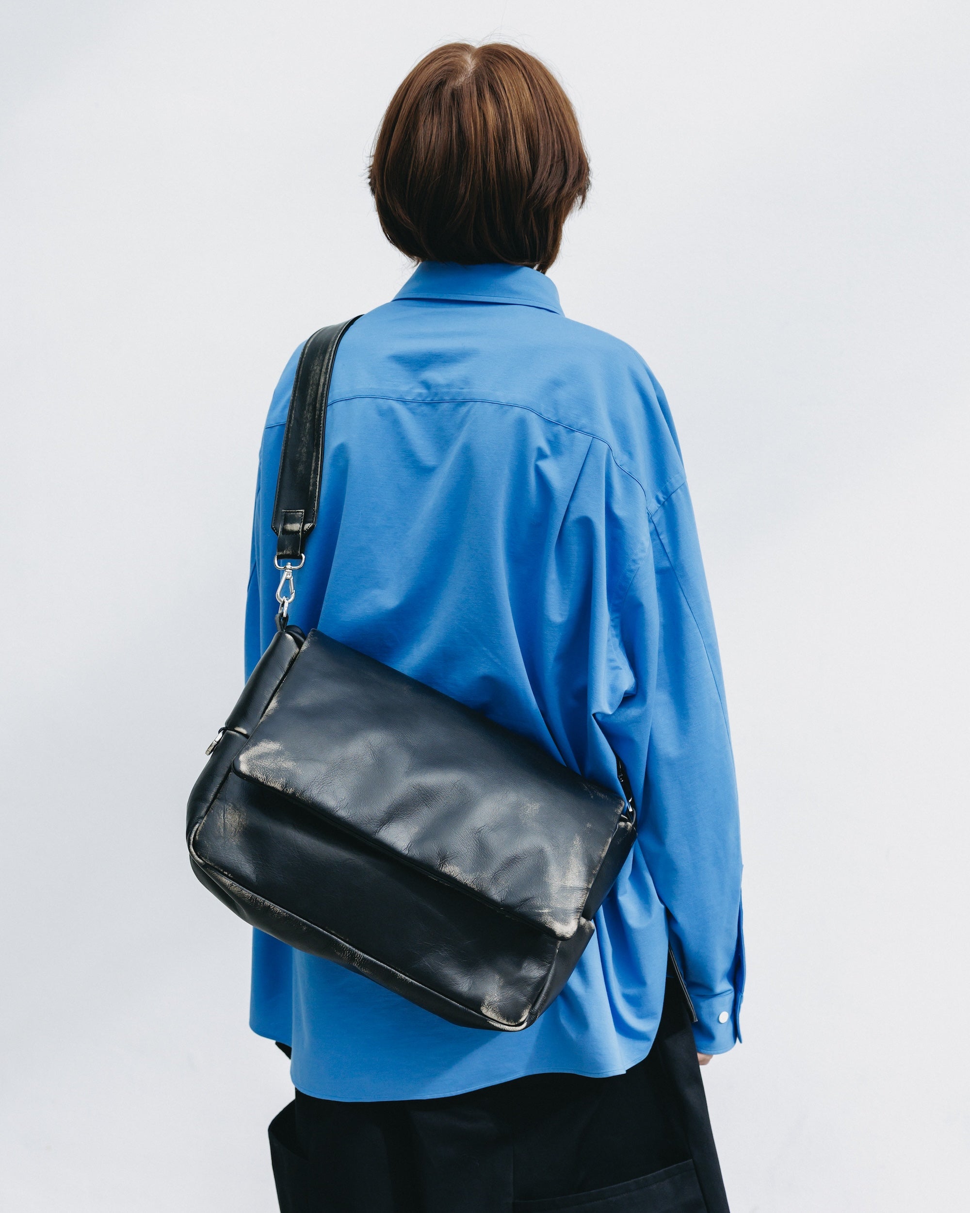 VINTAGE LEATHER PADDED FLAP HOLIDAY BAG (BLACK)