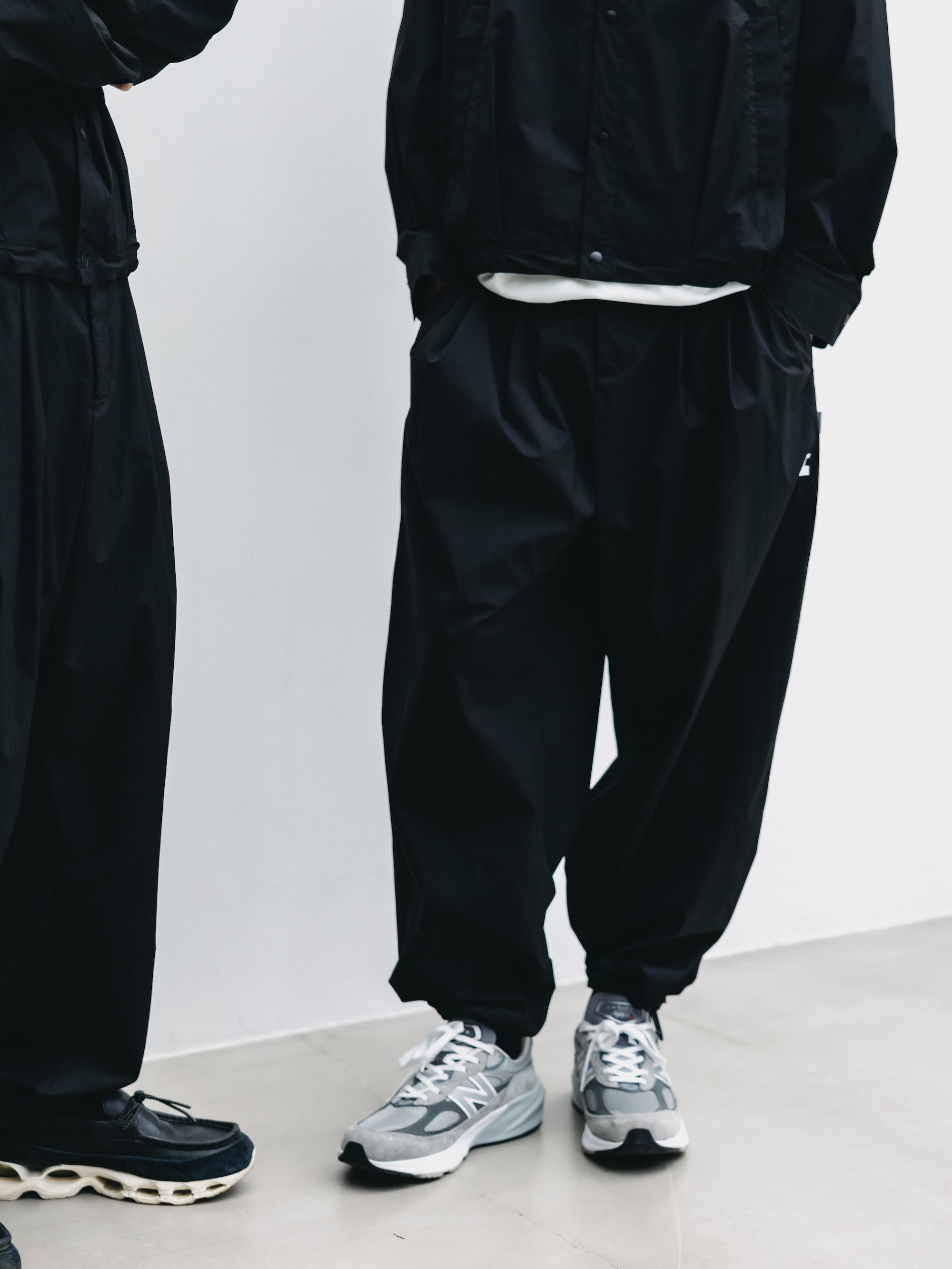 "C” CRISPY NYLON CITY UNIFORM WIDE TAPERED PANTS (BLACK×WHITE)