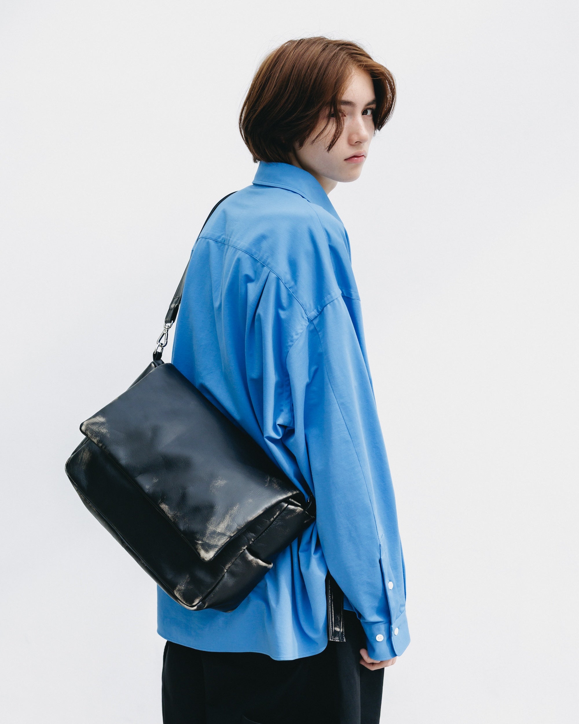 VINTAGE LEATHER PADDED FLAP HOLIDAY BAG (BLACK)