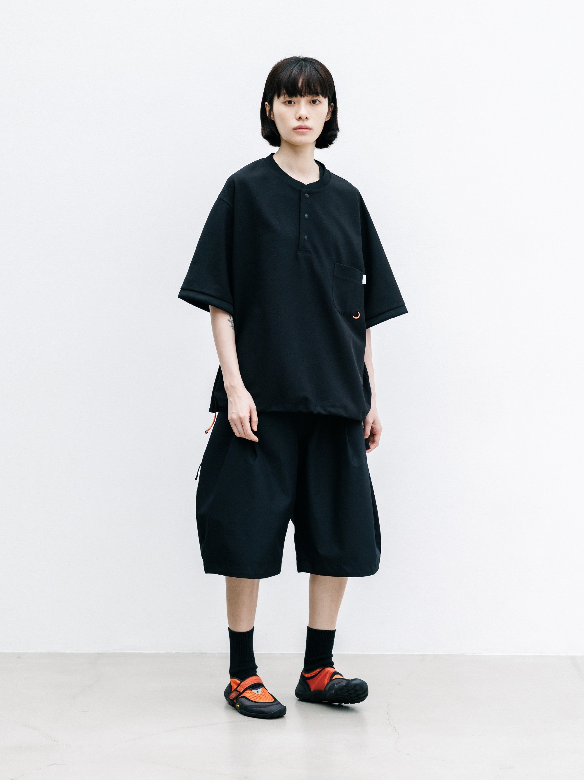 【8.12 WED 20:00- IN STOCK】ACTIVE CITY HENLEY NECK S/S T-SHIRT (BLACK)