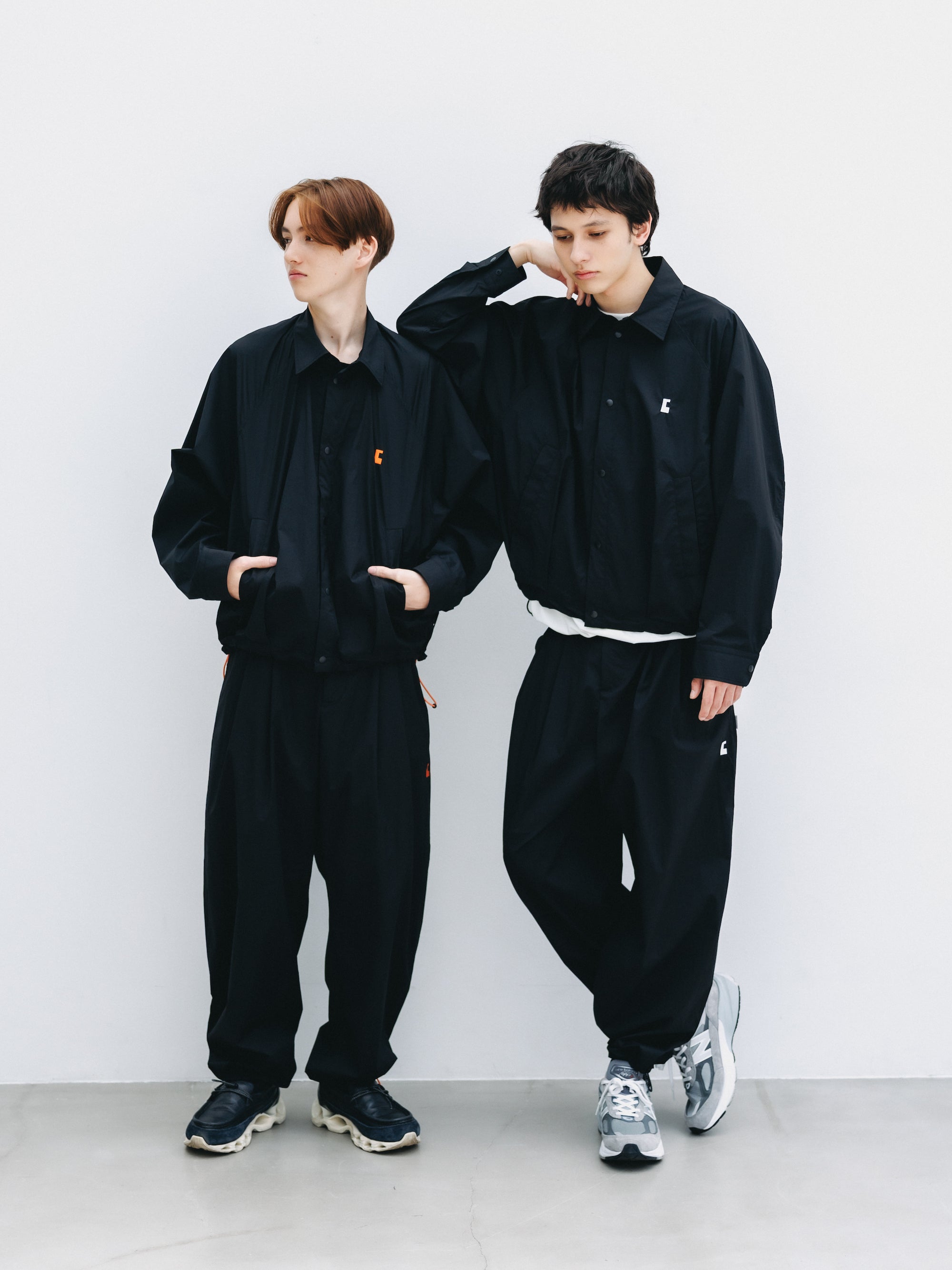 "C” CRISPY NYLON CITY UNIFORM WIDE TAPERED PANTS (BLACK×ORANGE)