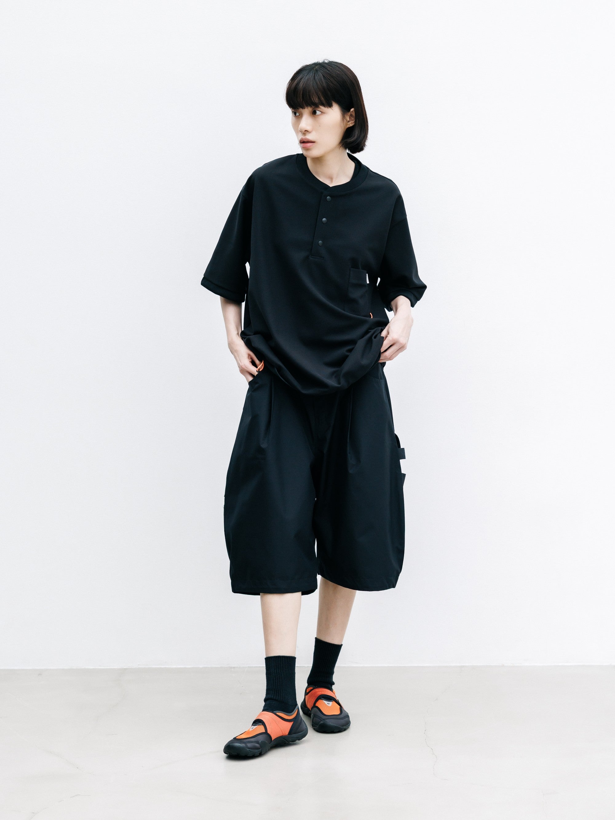 【8.12 WED 20:00- IN STOCK】ACTIVE CITY HENLEY NECK S/S T-SHIRT (BLACK)