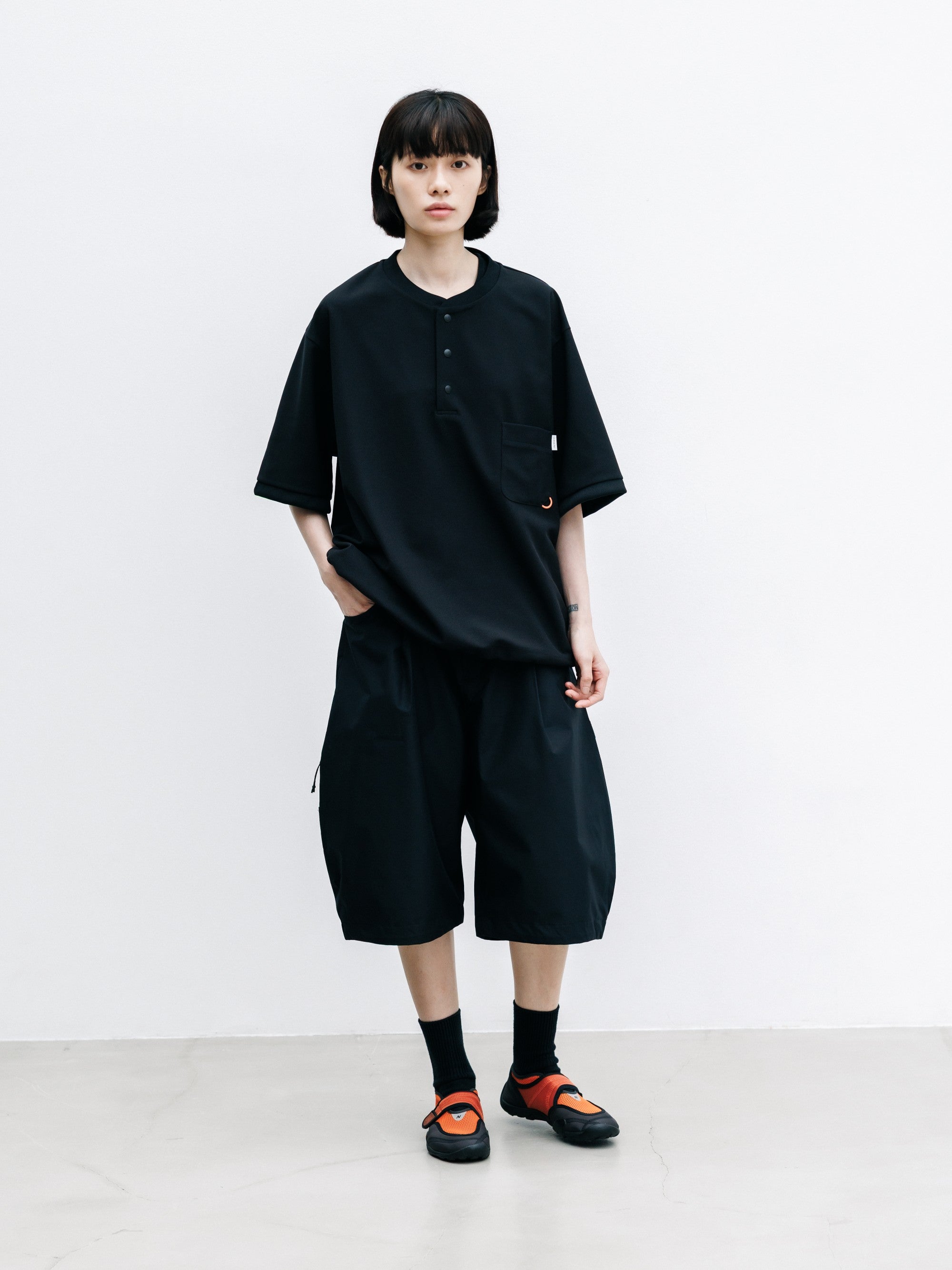 【8.12 WED 20:00- IN STOCK】ACTIVE CITY HENLEY NECK S/S T-SHIRT (BLACK)