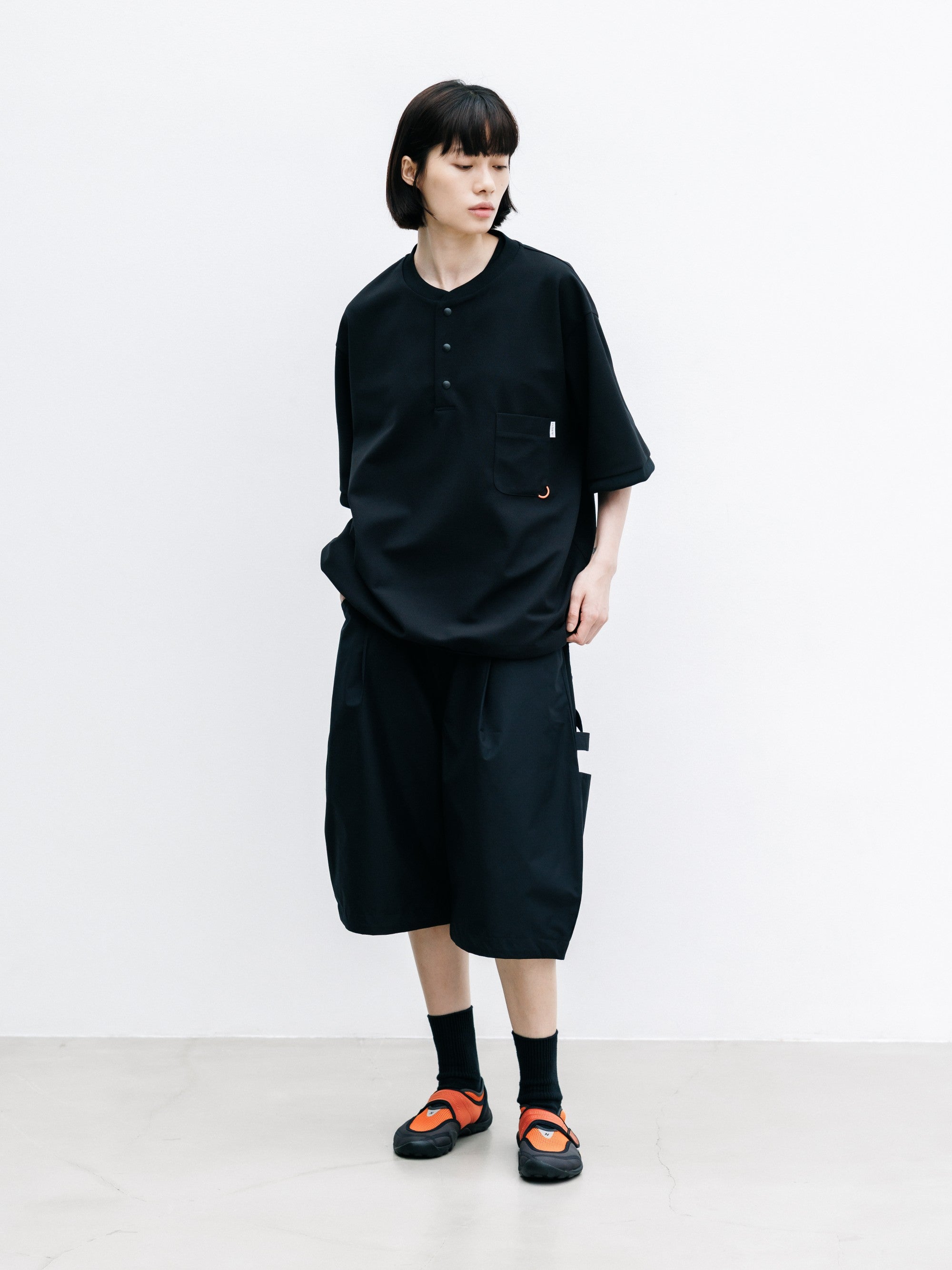 【8.12 WED 20:00- IN STOCK】ACTIVE CITY HENLEY NECK S/S T-SHIRT (BLACK)
