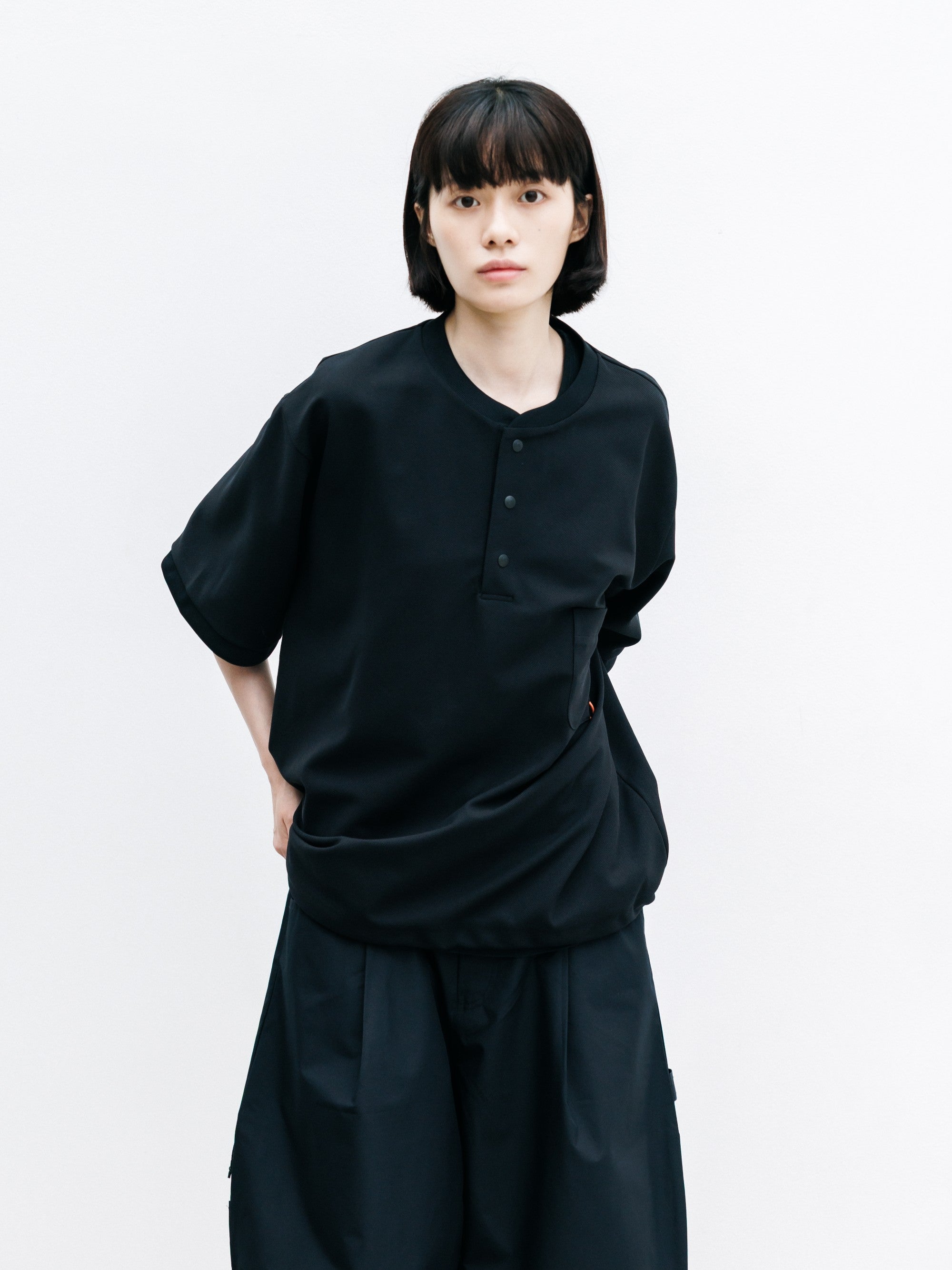 【8.12 WED 20:00- IN STOCK】ACTIVE CITY HENLEY NECK S/S T-SHIRT (BLACK)
