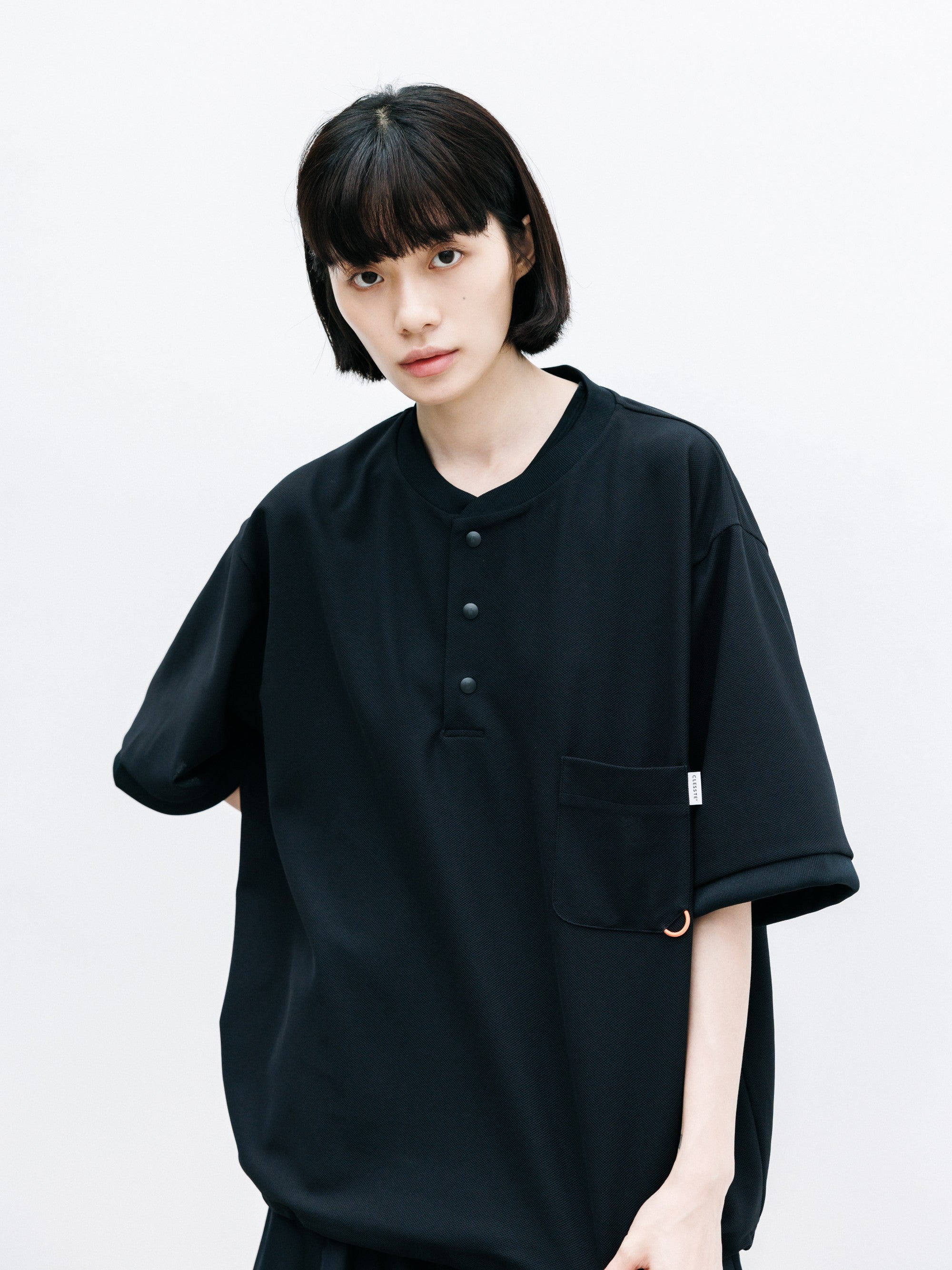 【8.12 WED 20:00- IN STOCK】ACTIVE CITY HENLEY NECK S/S T-SHIRT (BLACK)