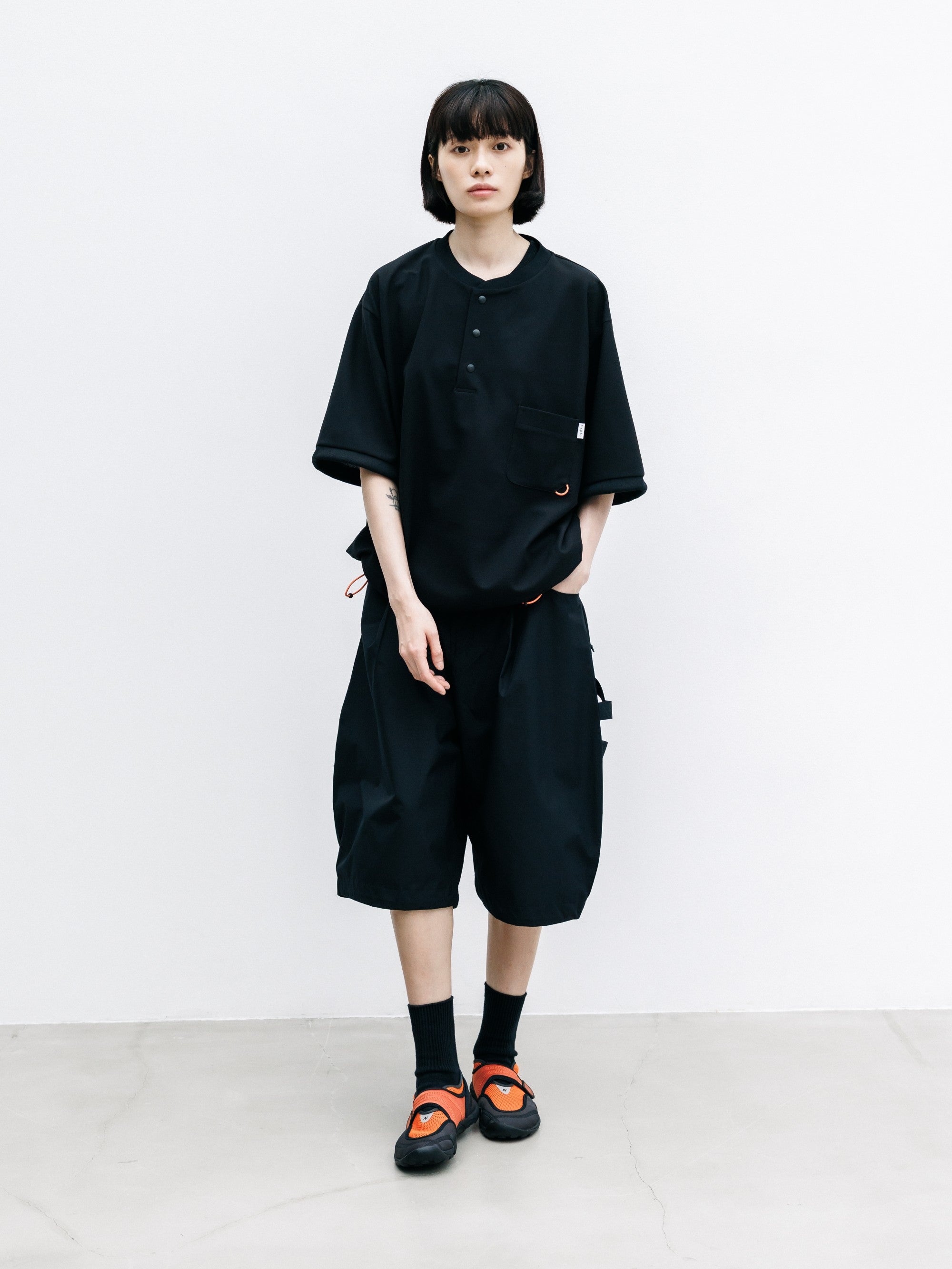 【8.12 WED 20:00- IN STOCK】ACTIVE CITY HENLEY NECK S/S T-SHIRT (BLACK)