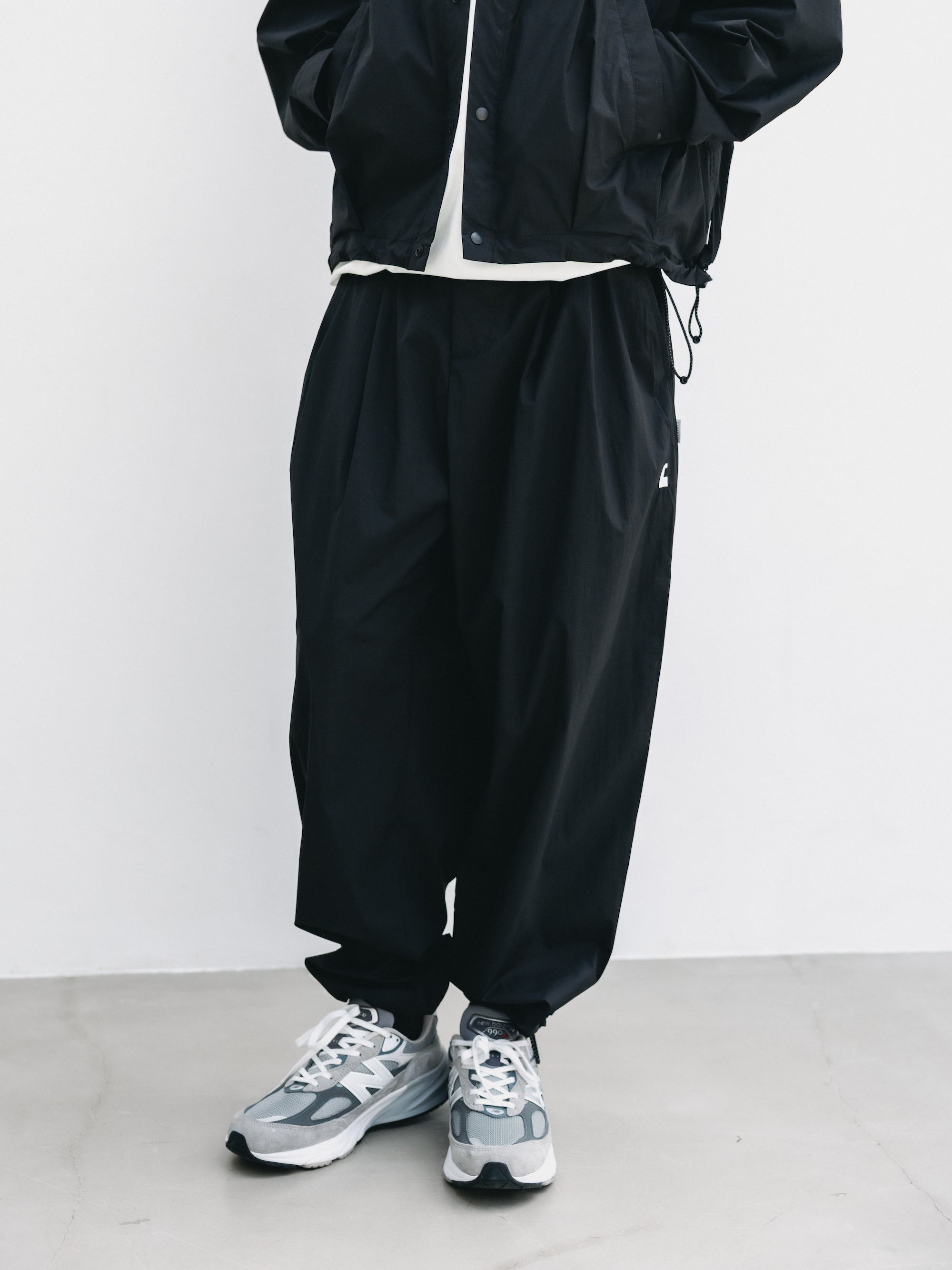 "C” CRISPY NYLON CITY UNIFORM WIDE TAPERED PANTS (BLACK×WHITE)