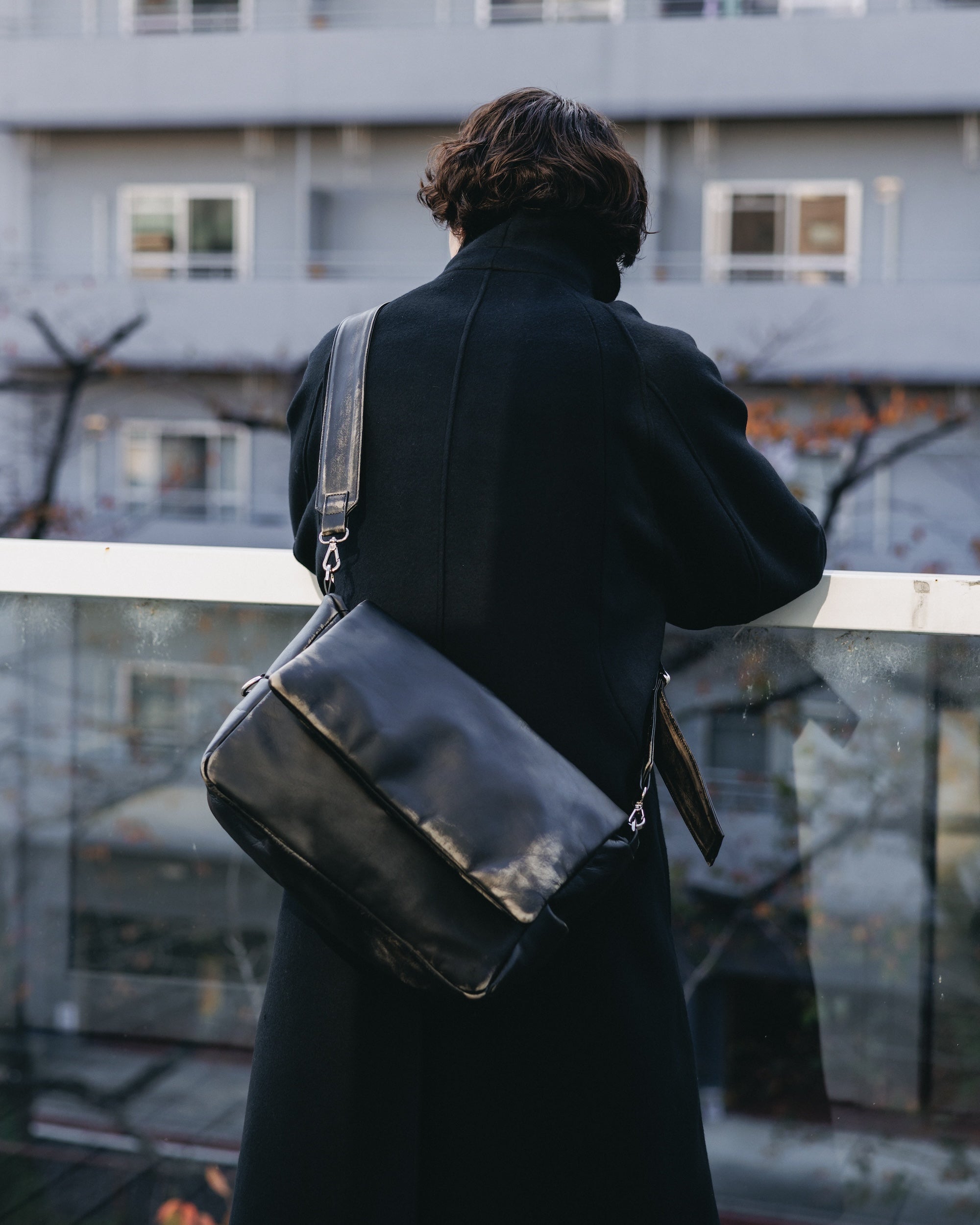 VINTAGE LEATHER PADDED FLAP HOLIDAY BAG (BLACK)