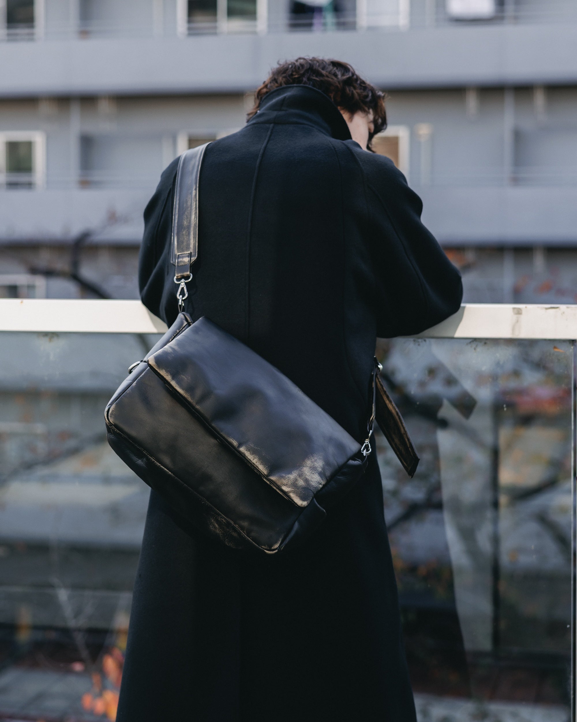 VINTAGE LEATHER PADDED FLAP HOLIDAY BAG (BLACK)
