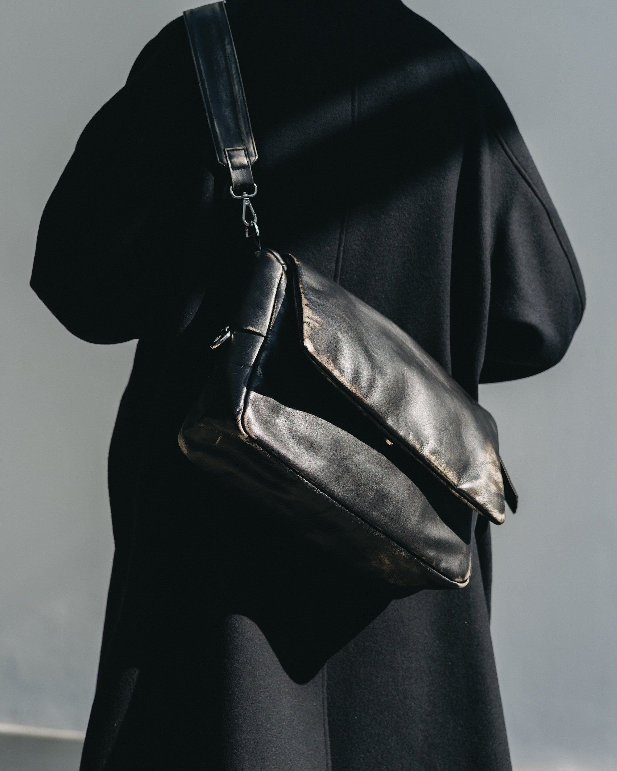 【12.10 WED 20:00- IN STOCK】VINTAGE LEATHER PADDED FLAP HOLIDAY BAG (BLACK)