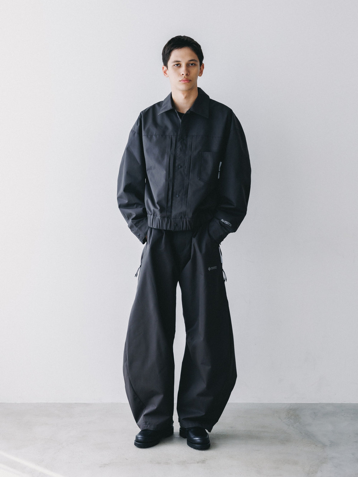【10.17 SAT 20:00- IN STOCK】 +phenix WINDSTOPPER® by GORE-TEX LABS TWILL CITY BARREL LEG PANTS (SHADOW GRAY)