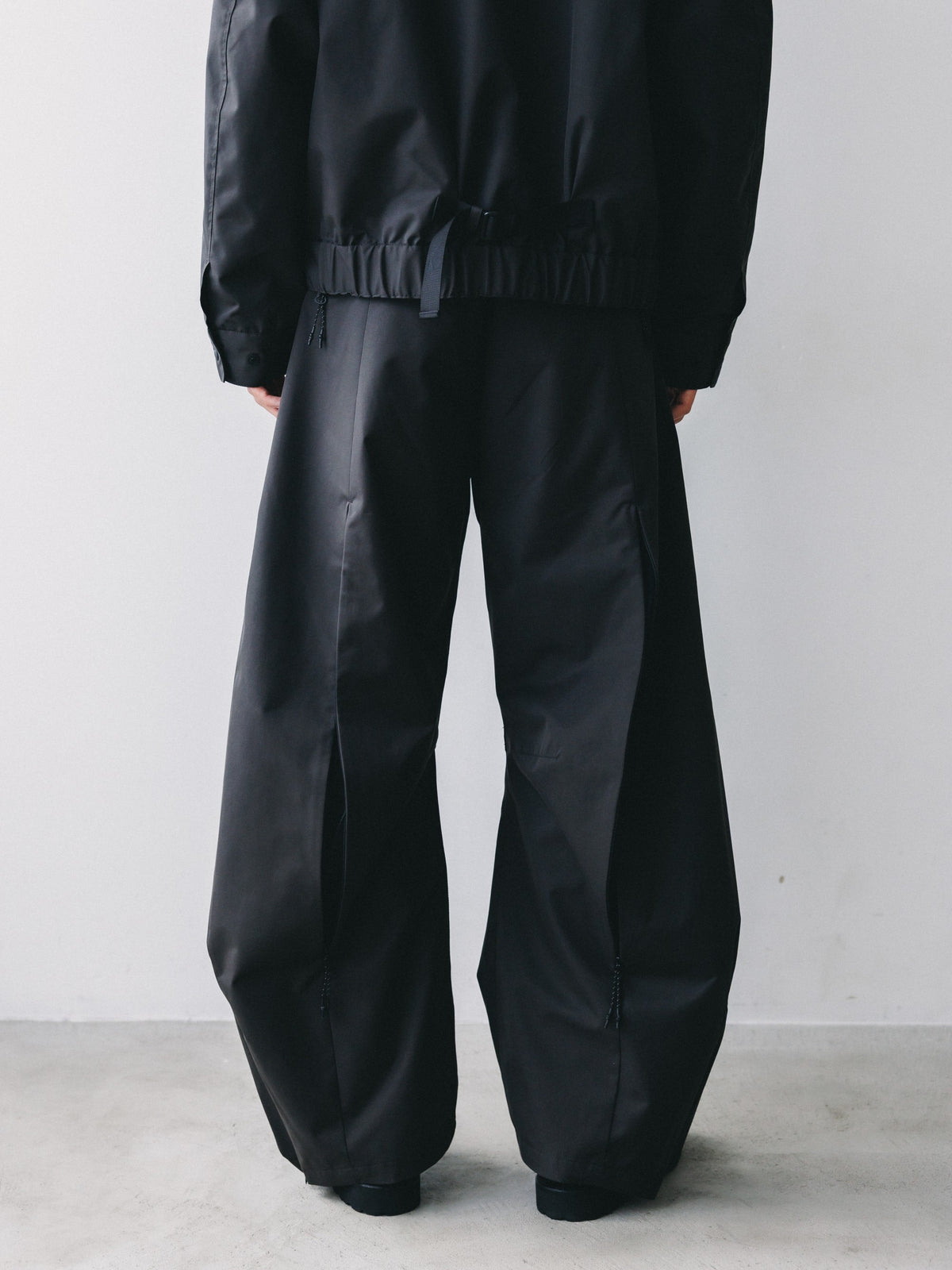 【10.17 SAT 20:00- IN STOCK】 +phenix WINDSTOPPER® by GORE-TEX LABS TWILL CITY BARREL LEG PANTS (SHADOW GRAY)