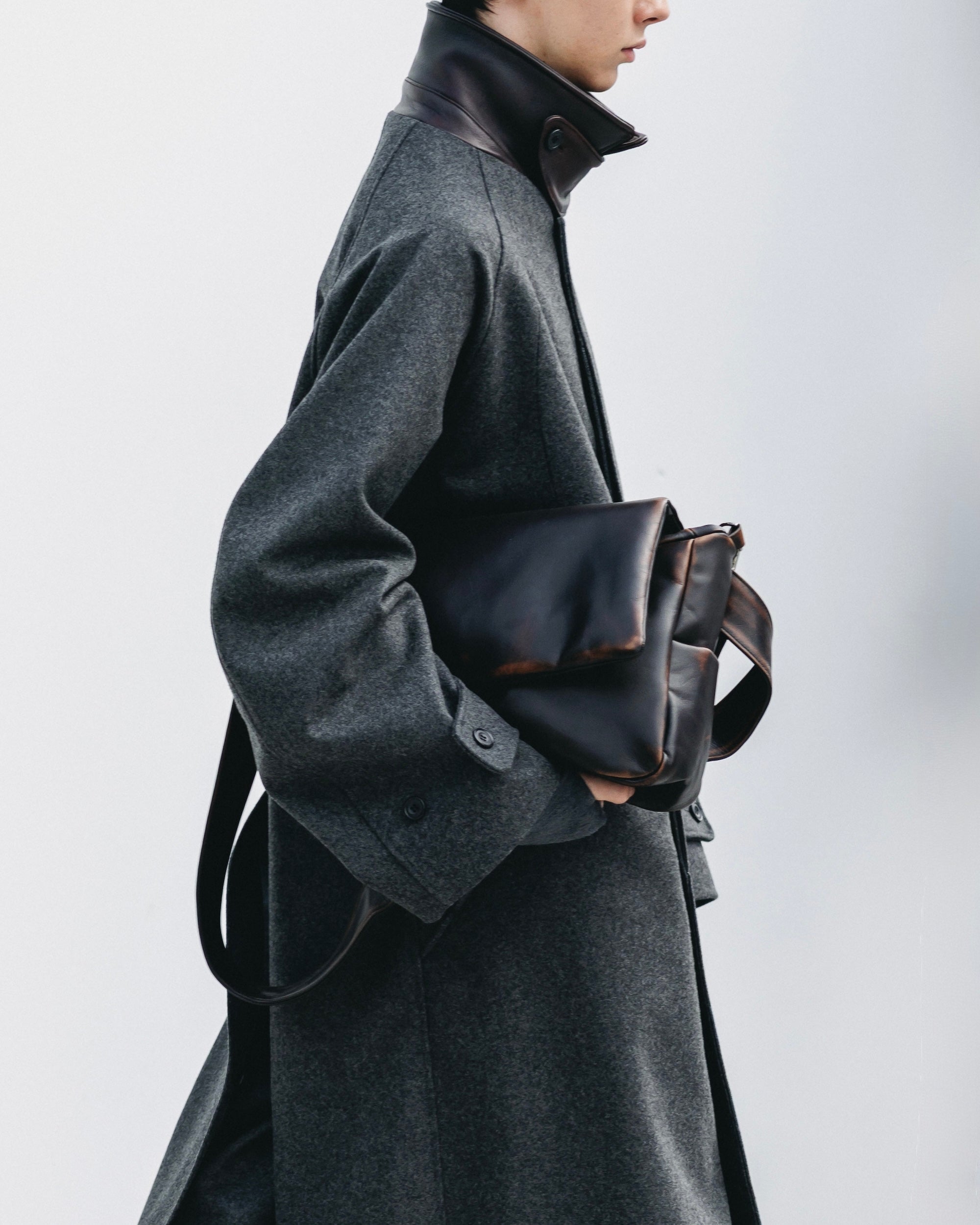 VINTAGE LEATHER PADDED FLAP HOLIDAY BAG (BROWN)