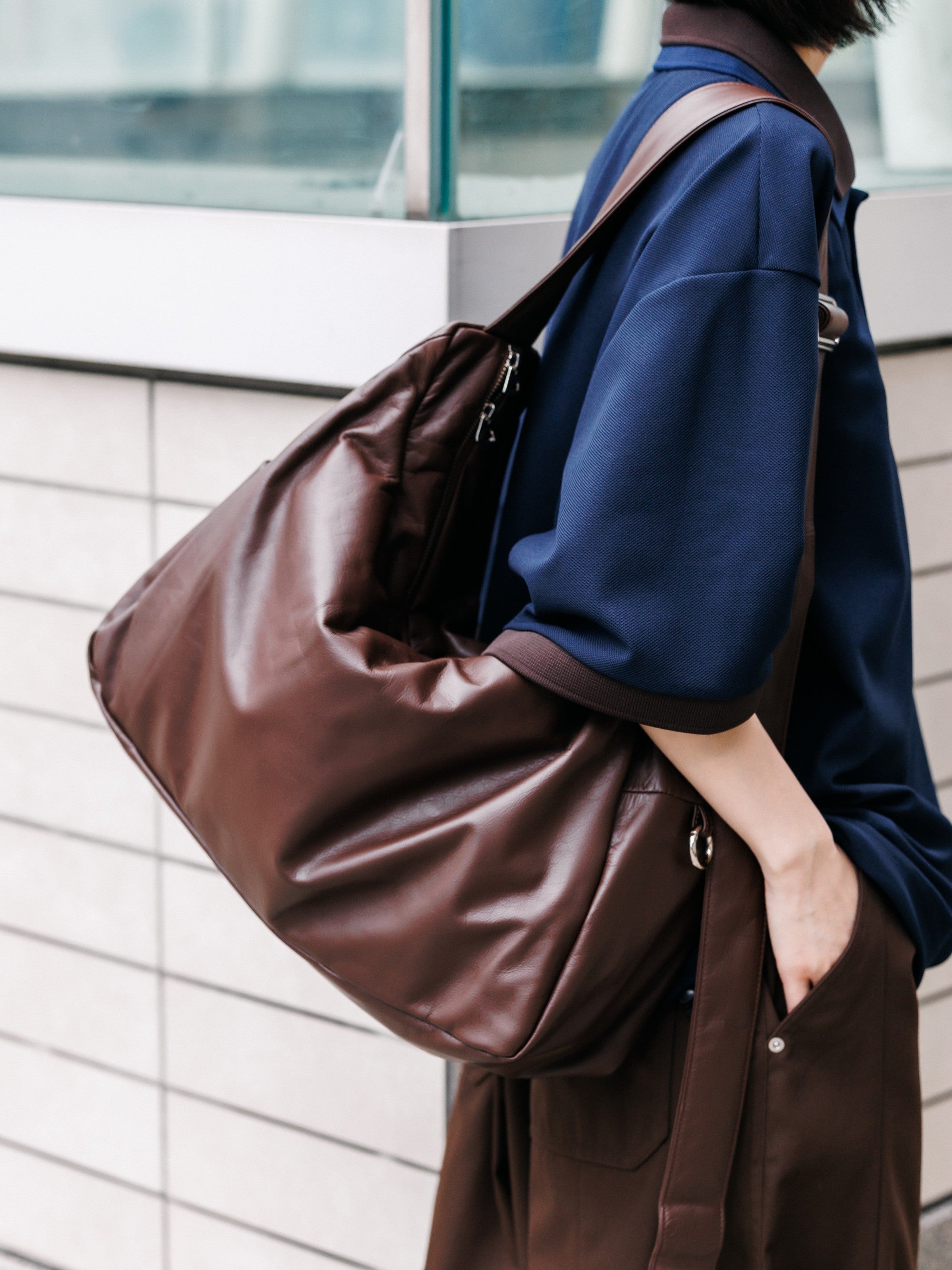 【8.5 WED 20:00- IN STOCK】LEATHER HOLIDAY BAG LARGE (BROWN）