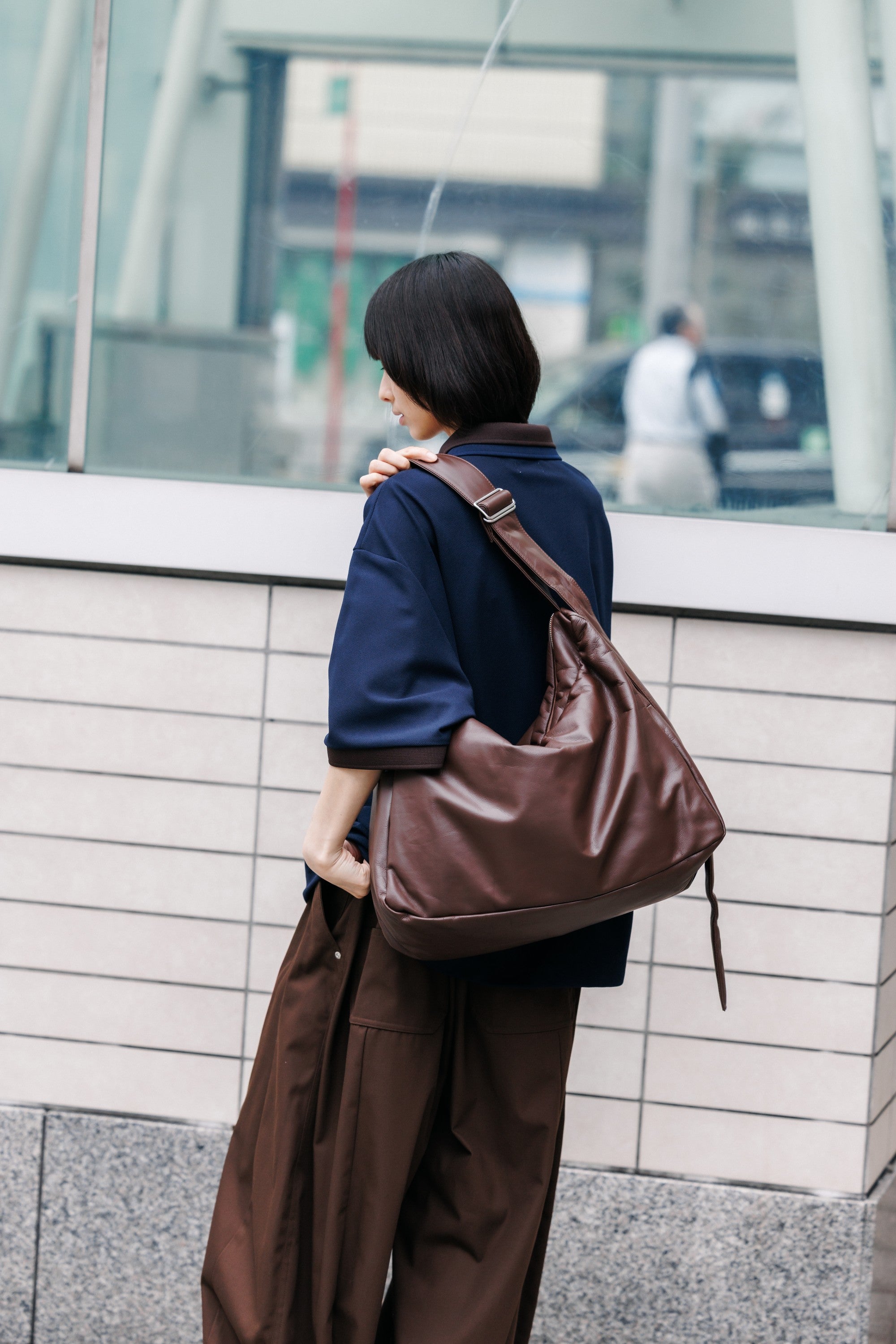 【8.5 WED 20:00- IN STOCK】LEATHER HOLIDAY BAG LARGE (BROWN）