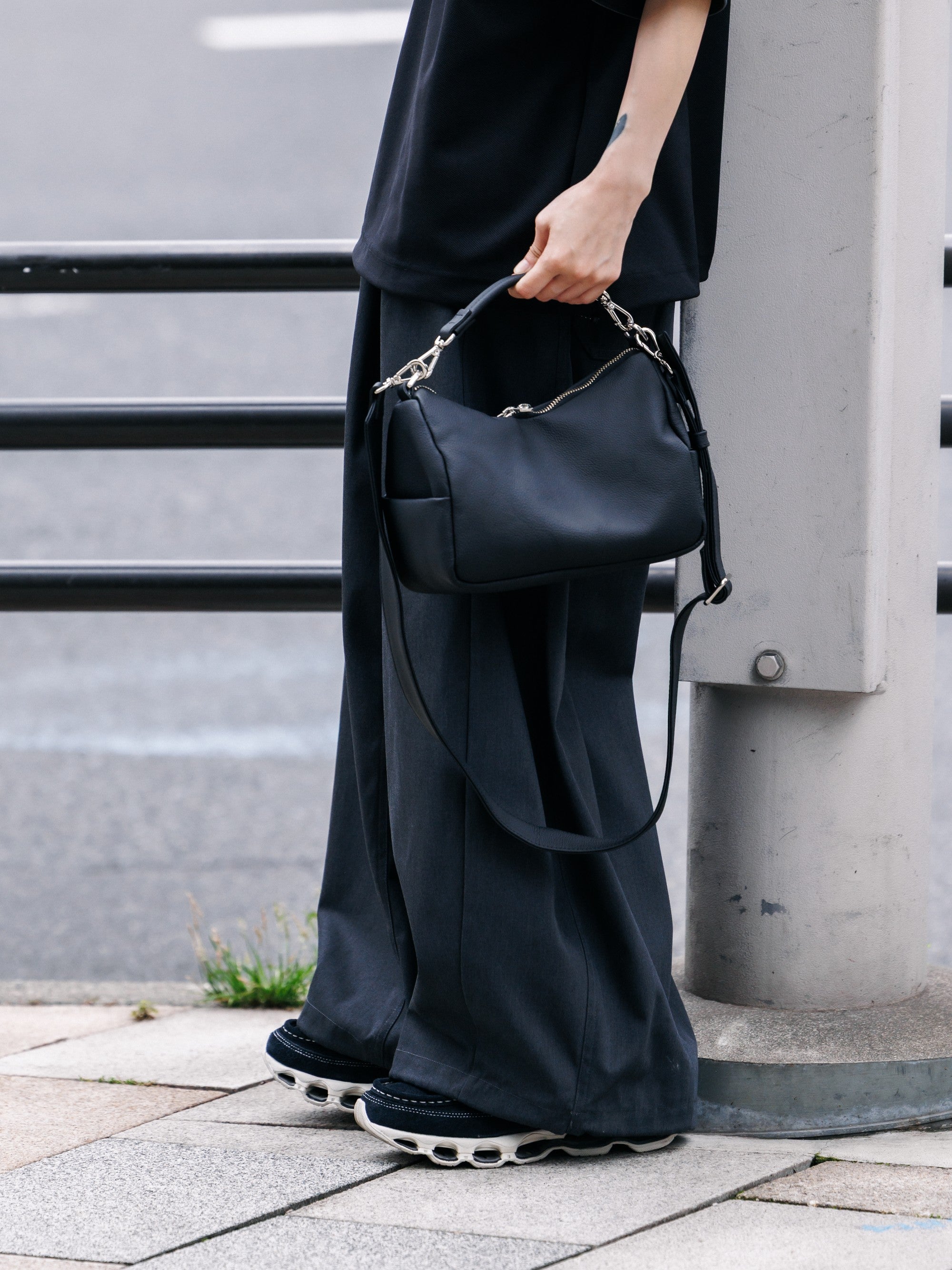 【8.15 SAT 20:00- IN STOCK】GRAIN LEATHER DAYOFF BAG MINI (BLACK)