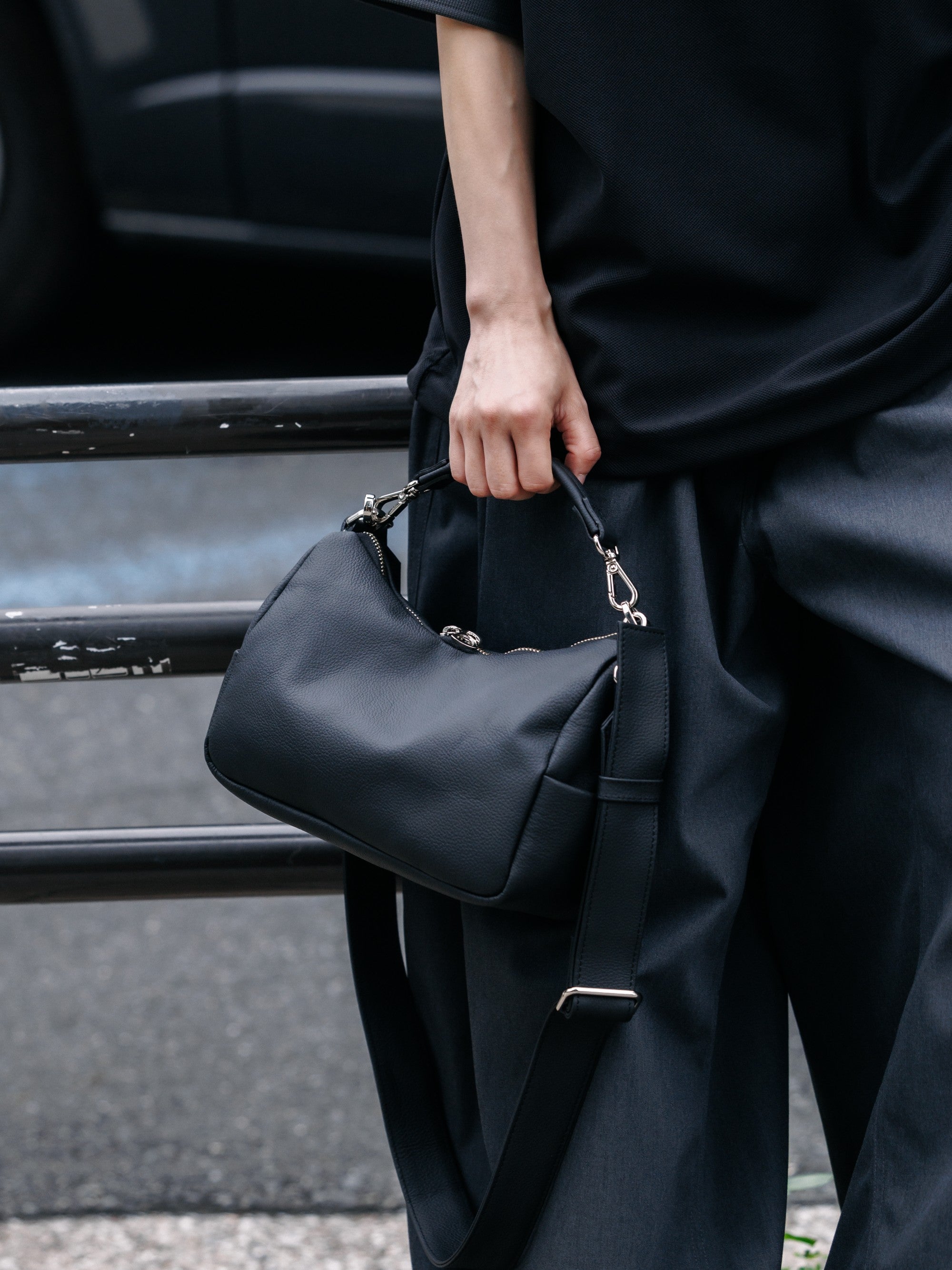 【8.15 SAT 20:00- IN STOCK】GRAIN LEATHER DAYOFF BAG MINI (BLACK)