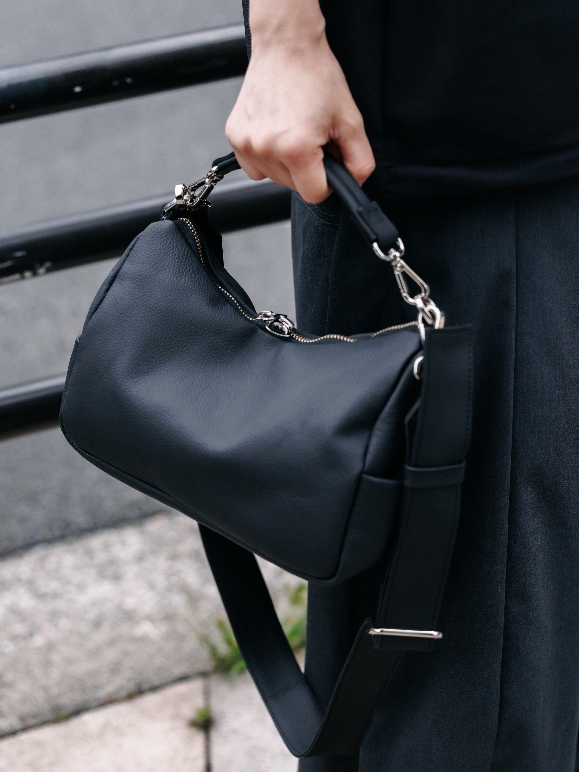 【8.15 SAT 20:00- IN STOCK】GRAIN LEATHER DAYOFF BAG MINI (BLACK)
