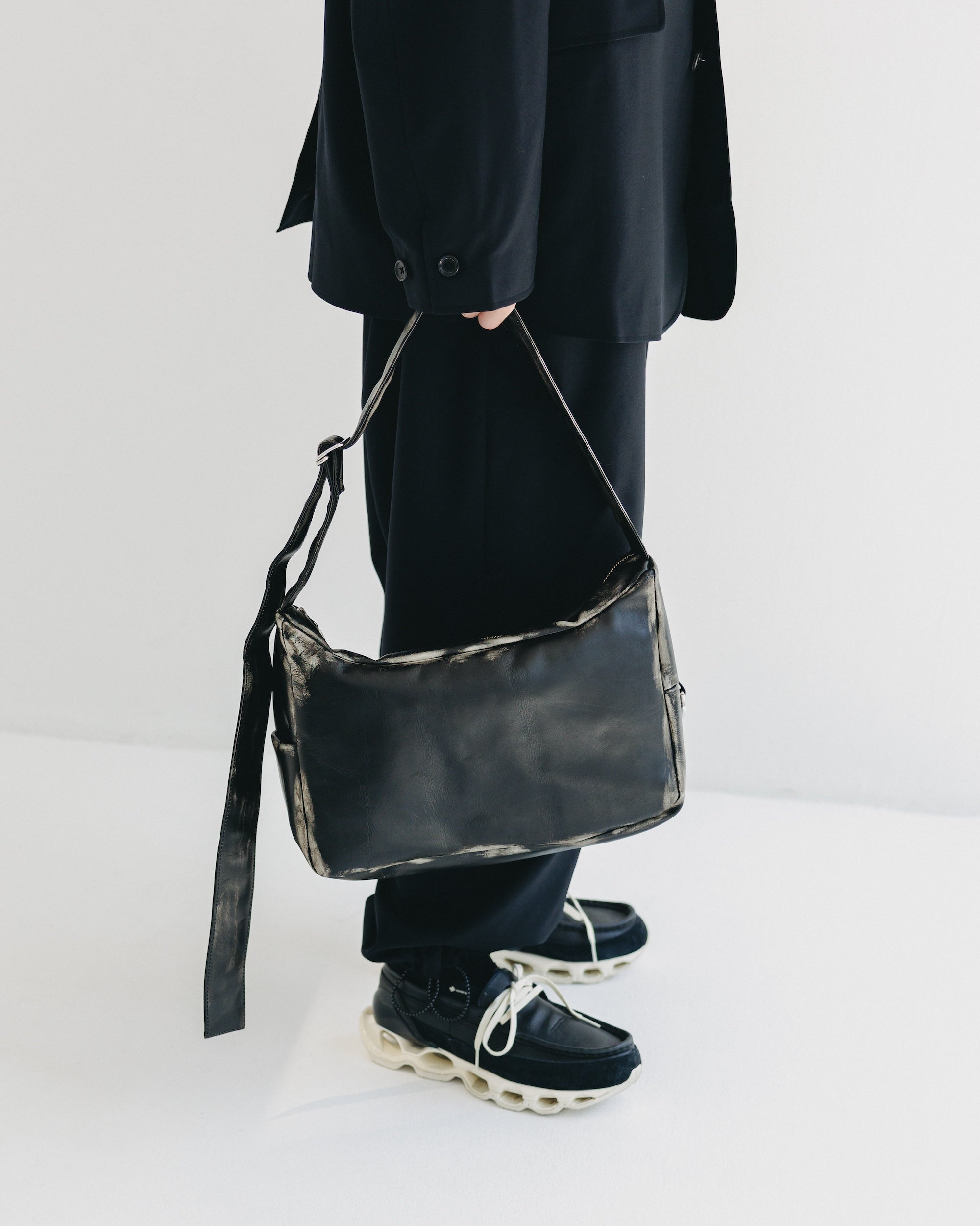 【10.4 SAT 20:00- IN STOCK】VINTAGE LEATHER HOLIDAY BAG (BLACK)