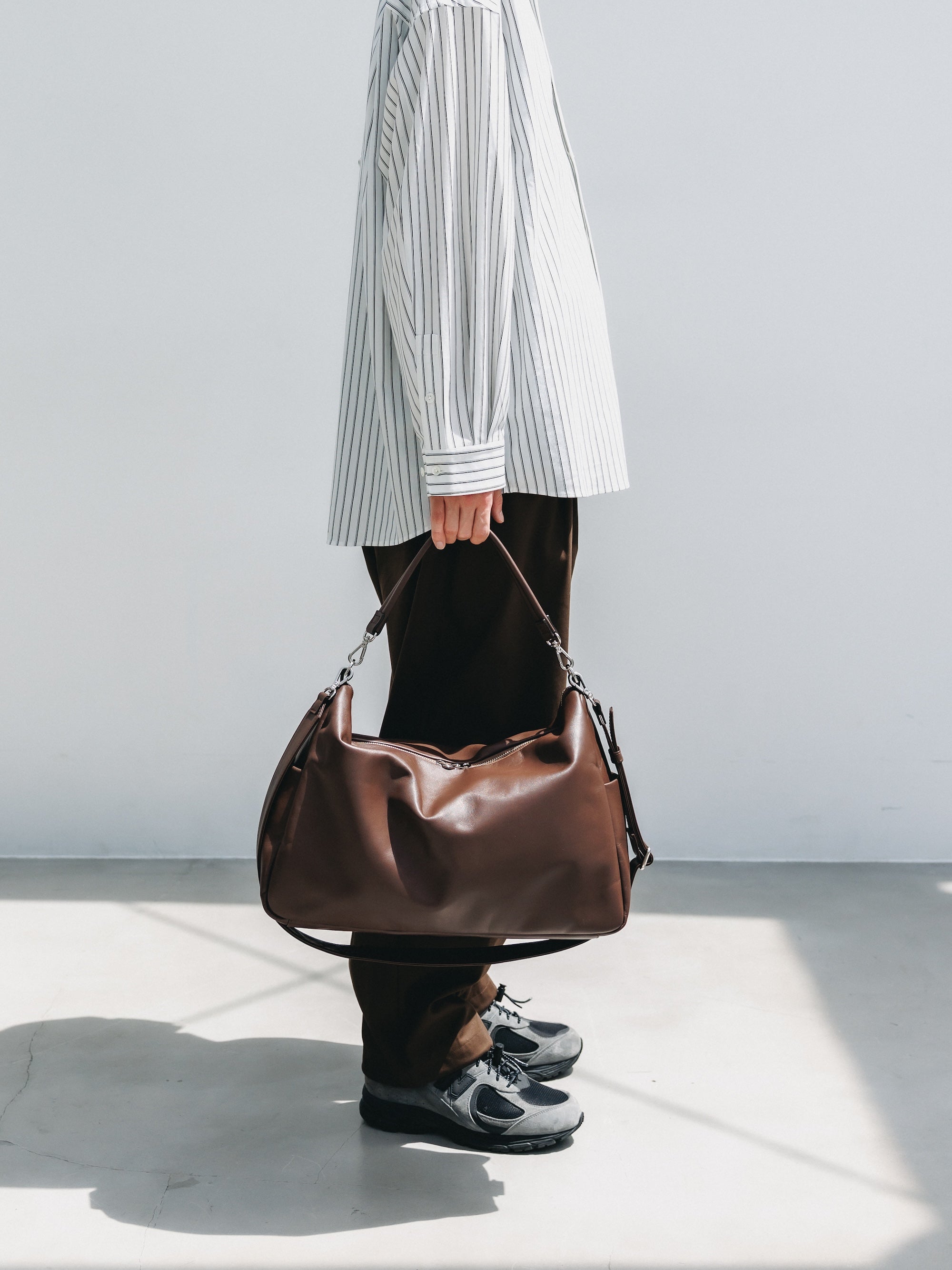 【6.17 WED 20:00- IN STOCK】LEATHER DAYOFF BAG LARGE (BROWN)