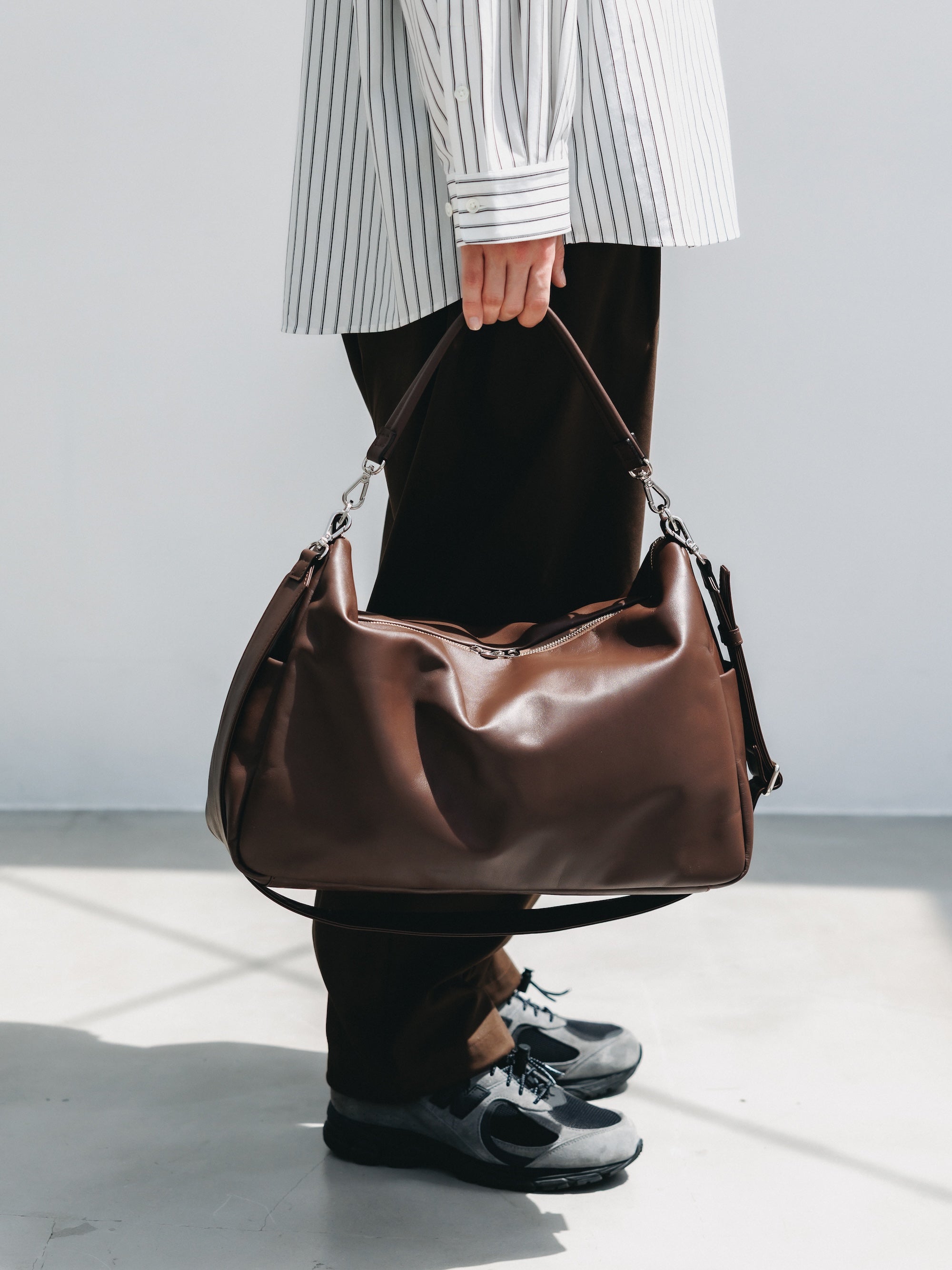 【6.17 WED 20:00- IN STOCK】LEATHER DAYOFF BAG LARGE (BROWN)