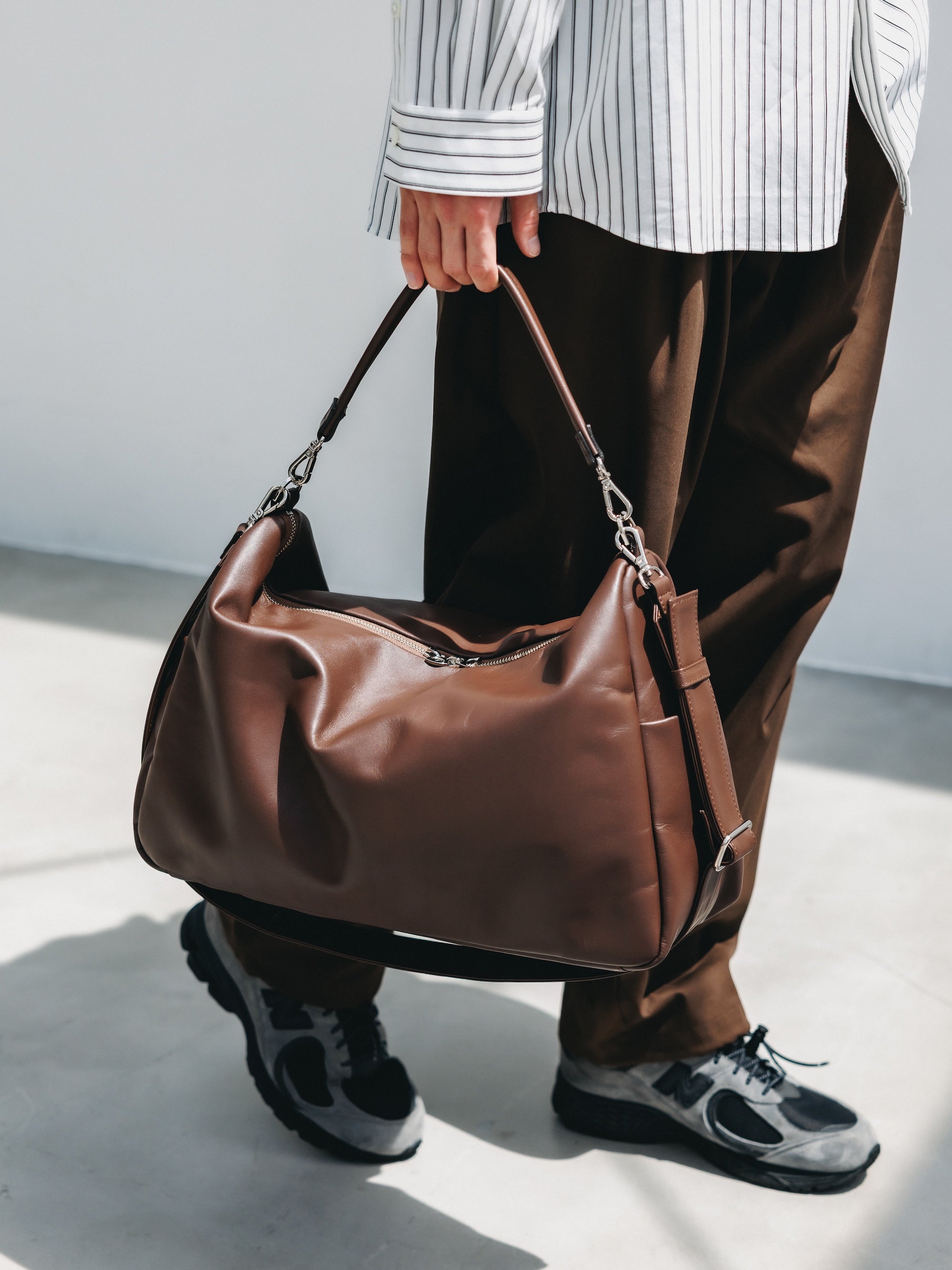 【6.17 WED 20:00- IN STOCK】LEATHER DAYOFF BAG LARGE (BROWN)