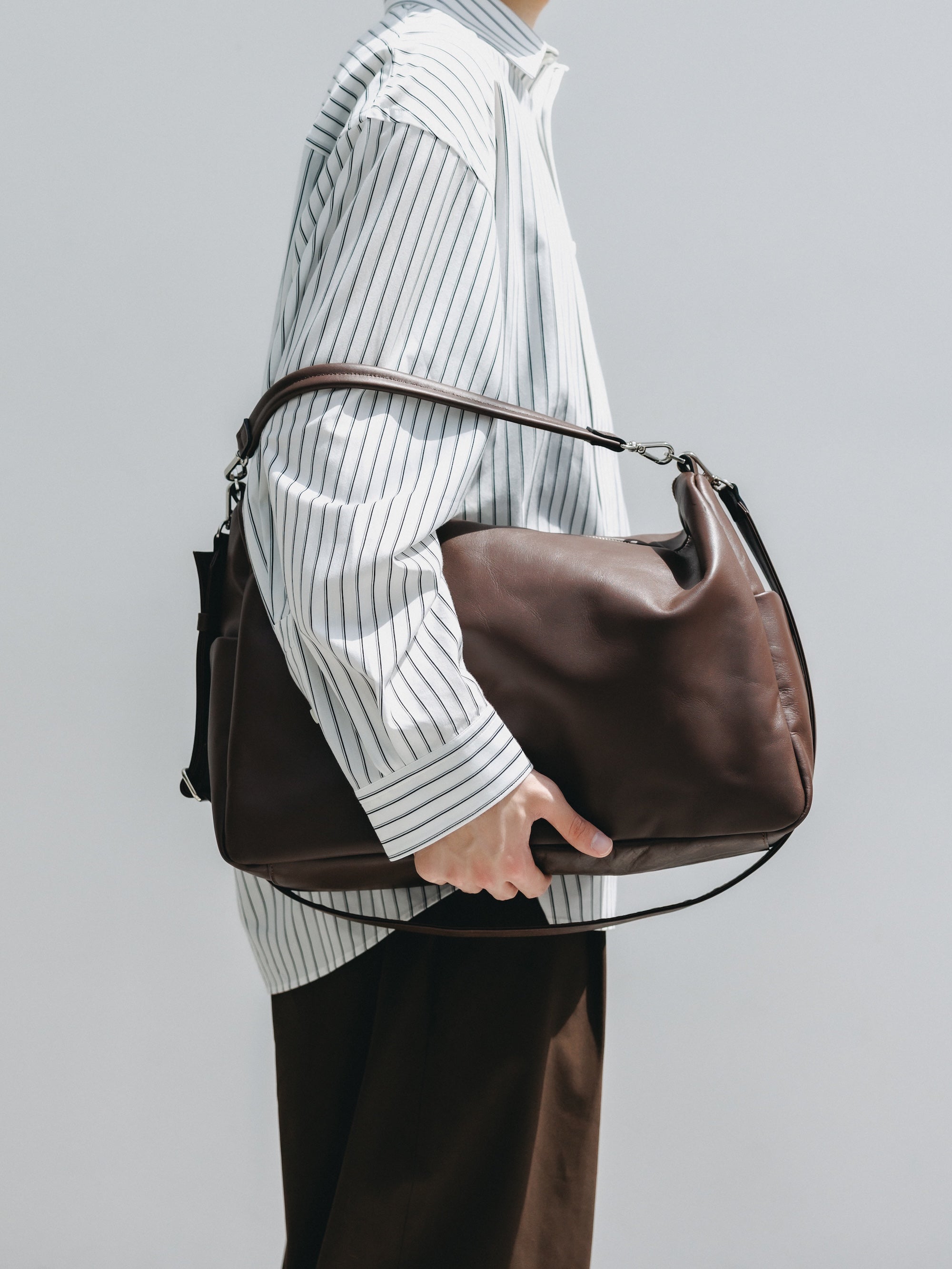 【6.17 WED 20:00- IN STOCK】LEATHER DAYOFF BAG LARGE (BROWN)