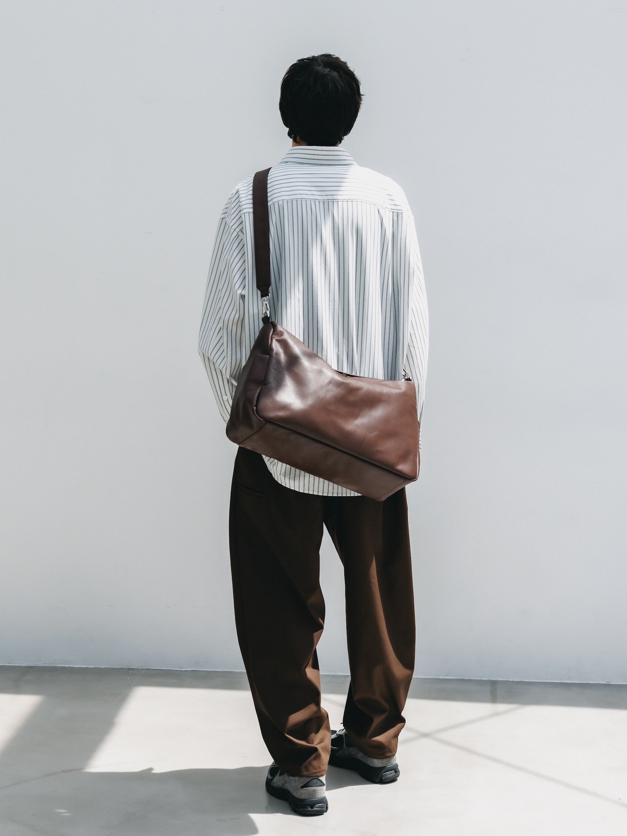 7.29 WED 20:00- IN STOCK】LEATHER DAYOFF BAG LARGE (BROWN)