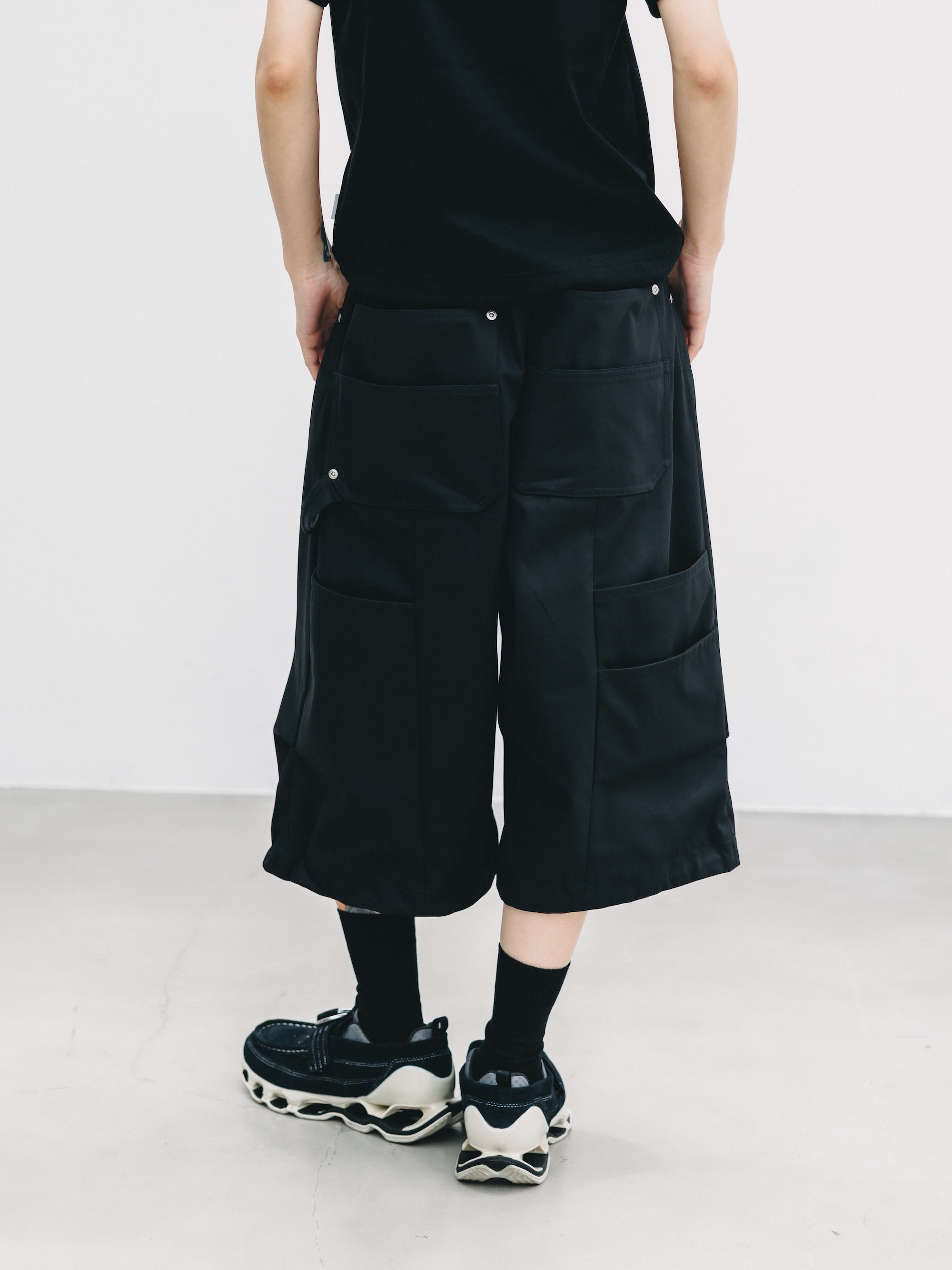 T/C GABARDINE CITY MASSIVE UTILITY CROPPED PANTS (BLACK)