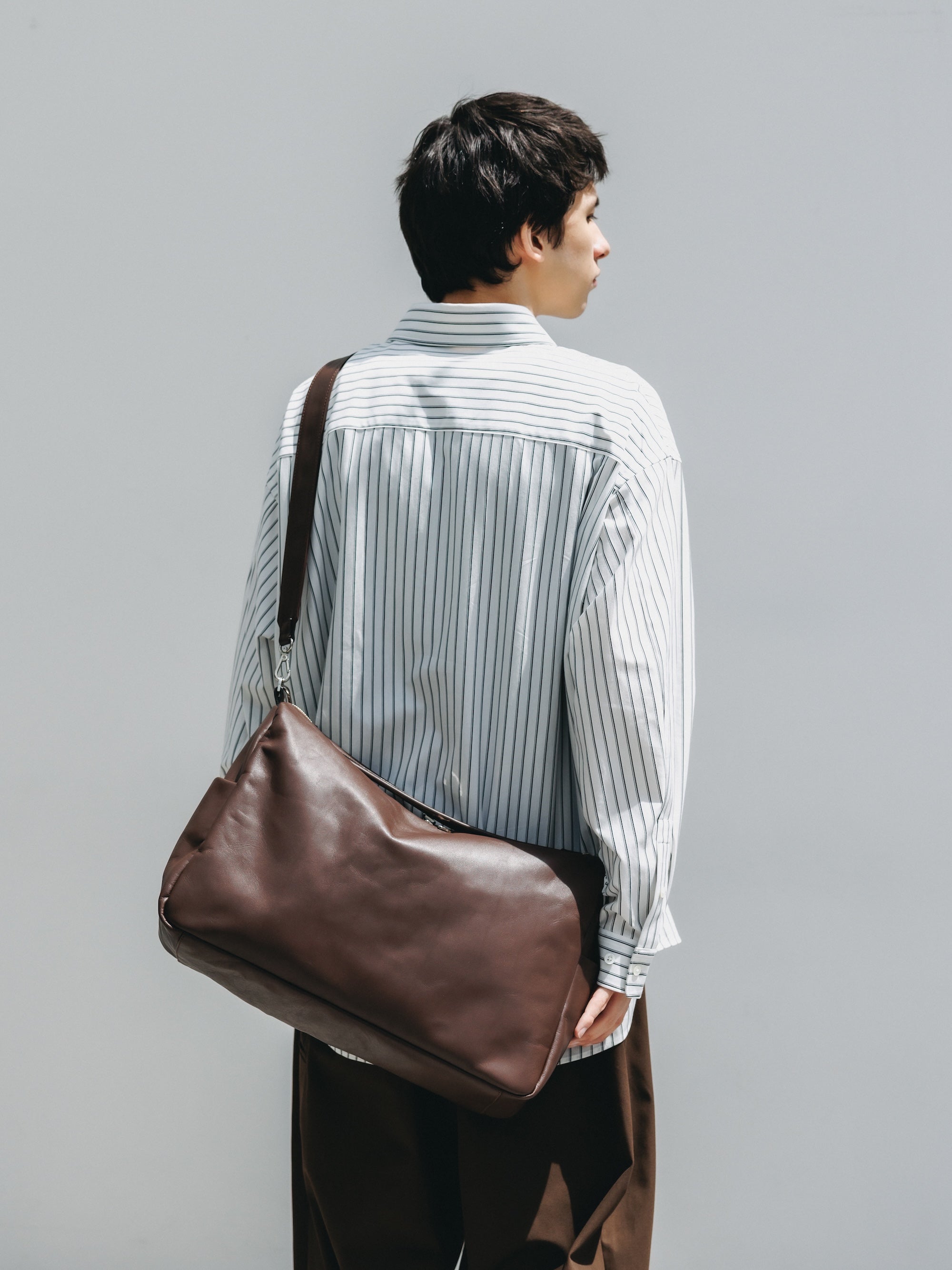 【6.17 WED 20:00- IN STOCK】LEATHER DAYOFF BAG LARGE (BROWN)