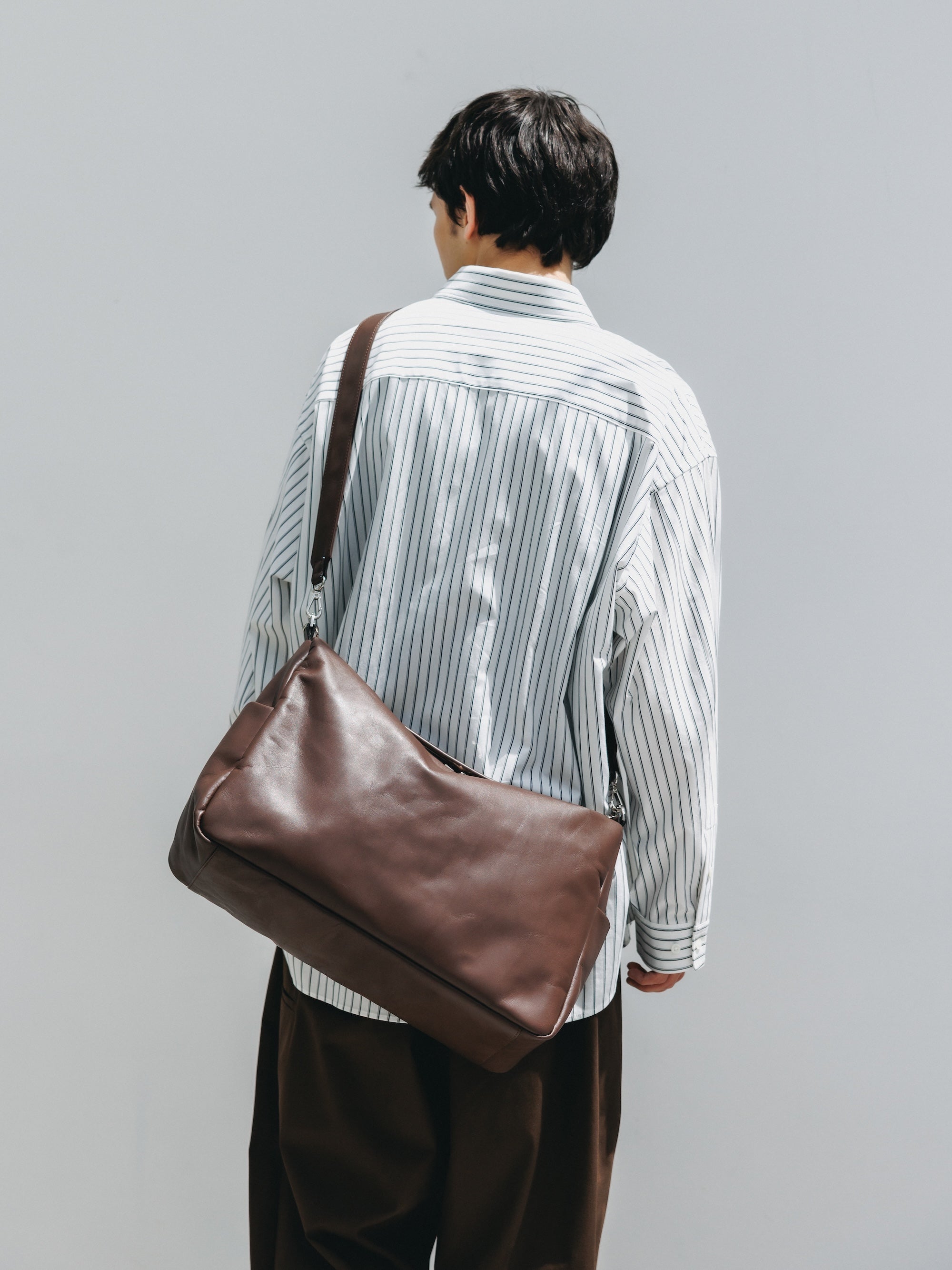 【6.17 WED 20:00- IN STOCK】LEATHER DAYOFF BAG LARGE (BROWN)