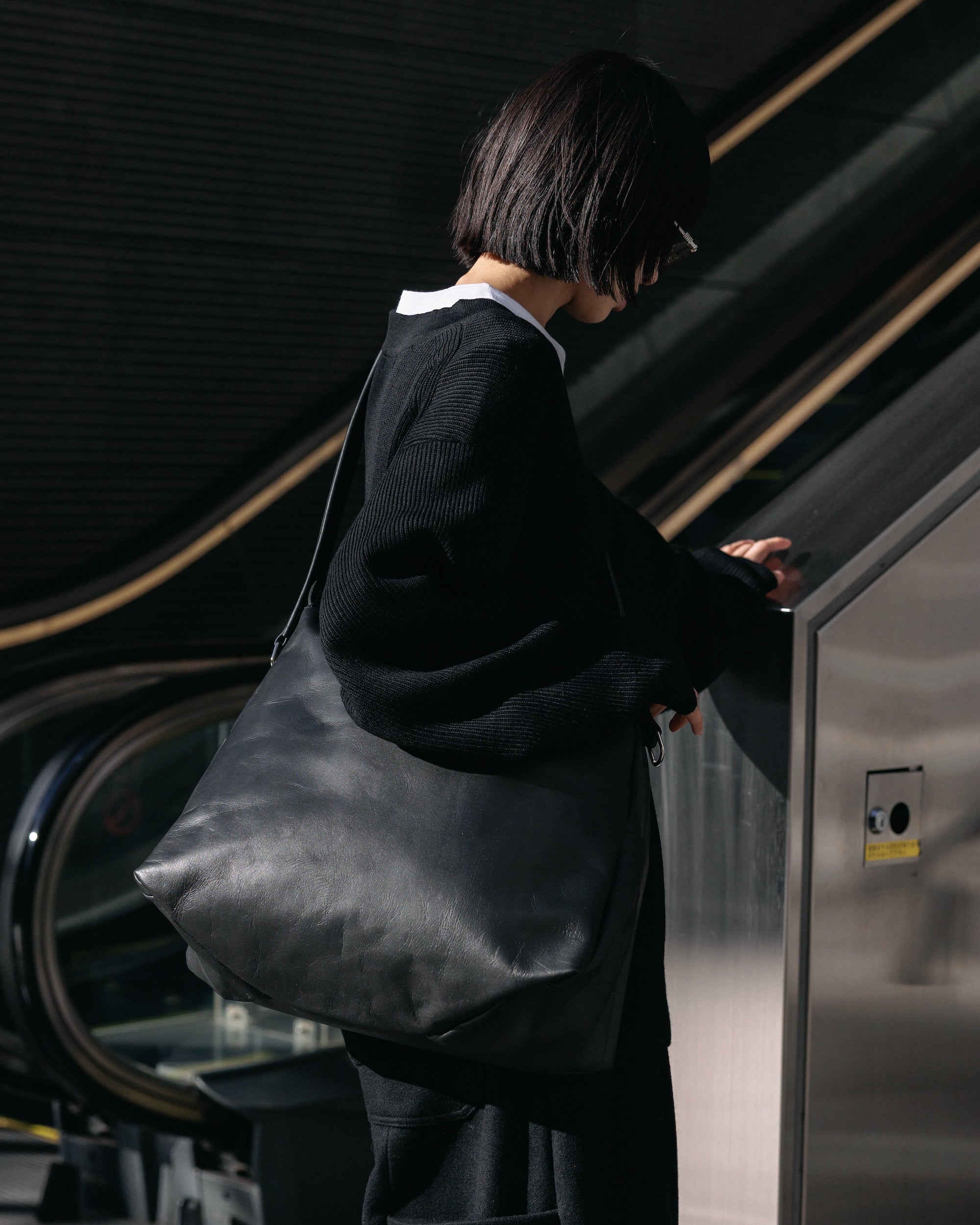 12.17 WED 20:00- IN STOCK】LEATHER NOMAD BAG