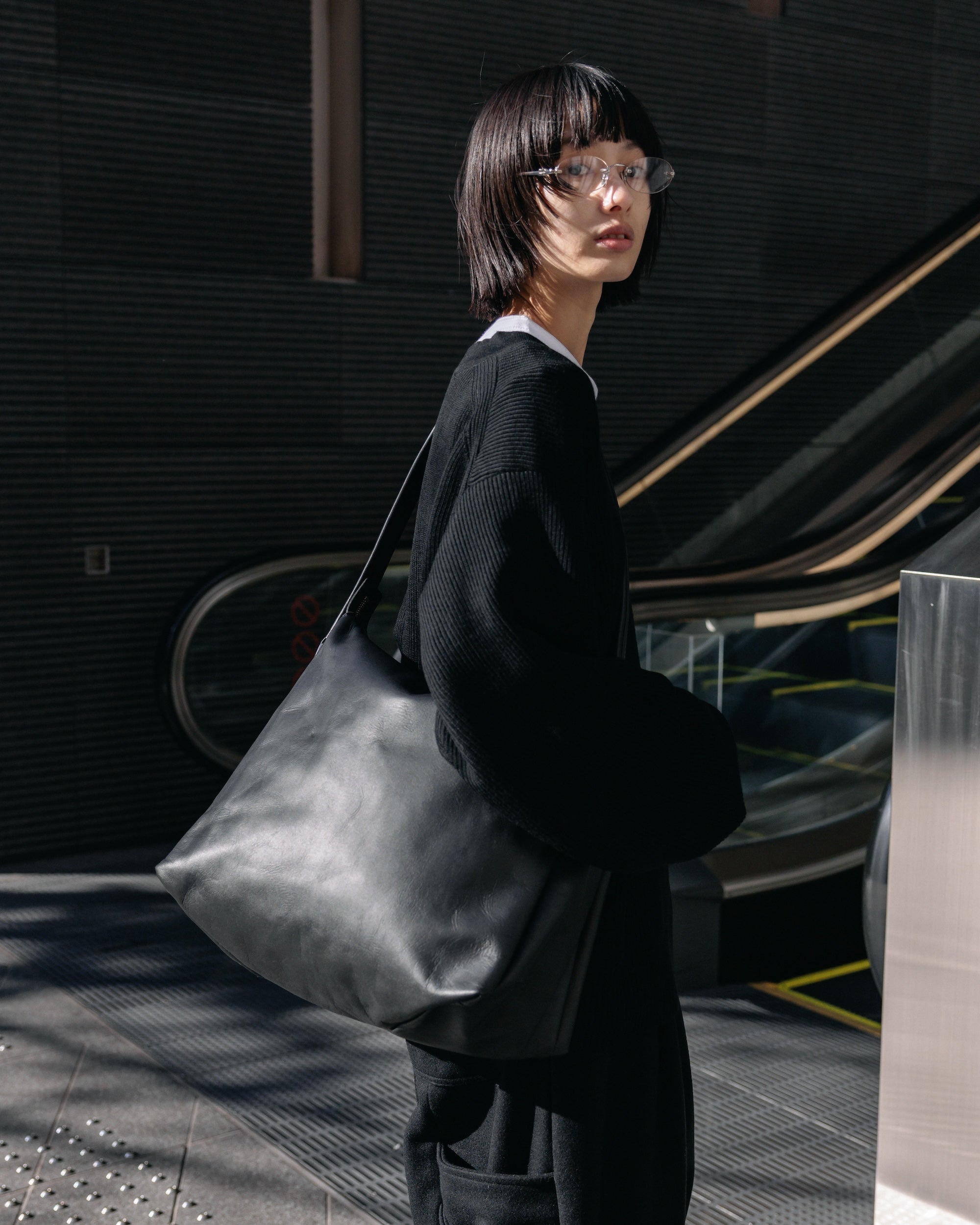 12.17 WED 20:00- IN STOCK】LEATHER NOMAD BAG