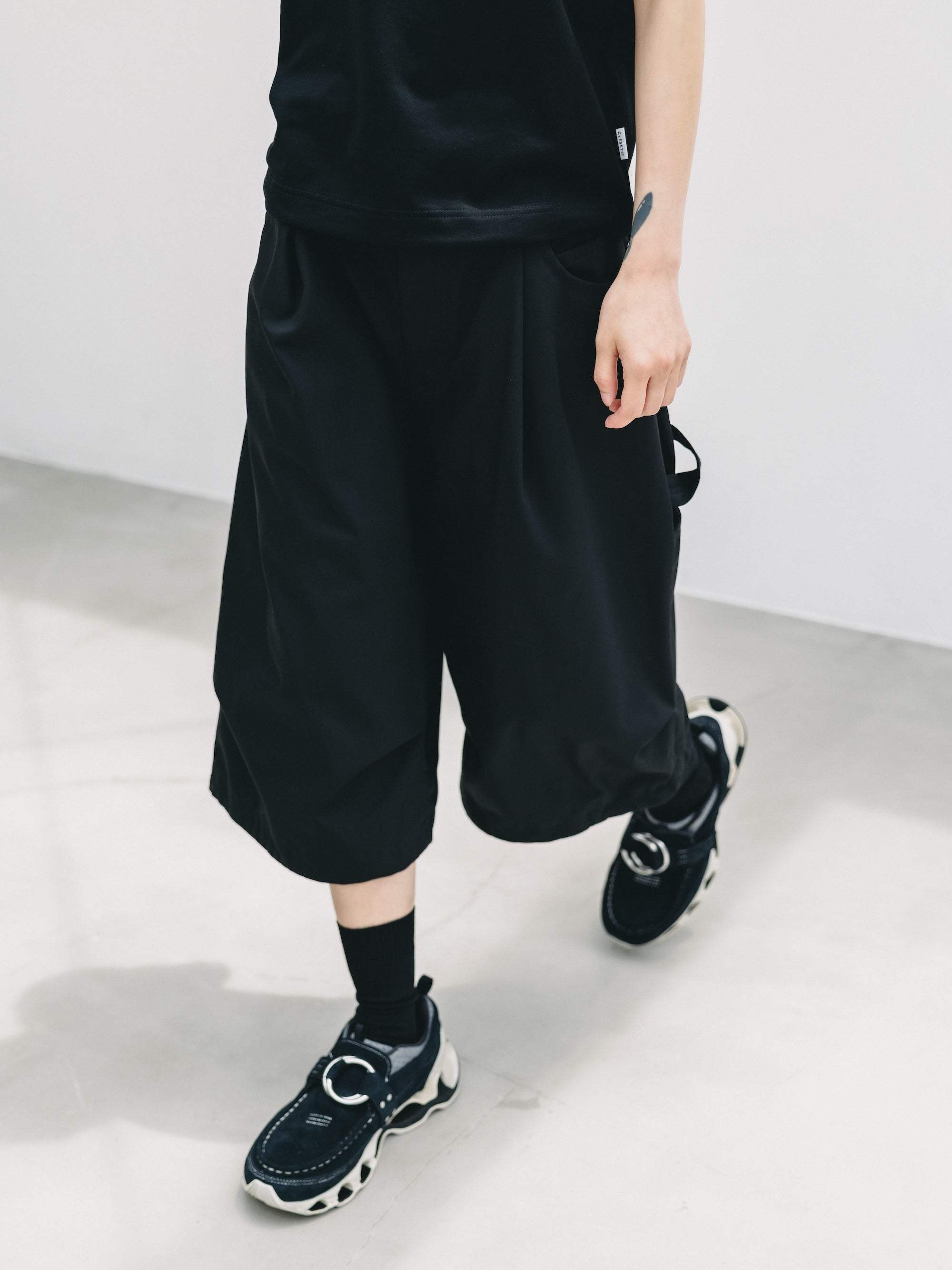 T/C GABARDINE CITY MASSIVE UTILITY CROPPED PANTS (BLACK)