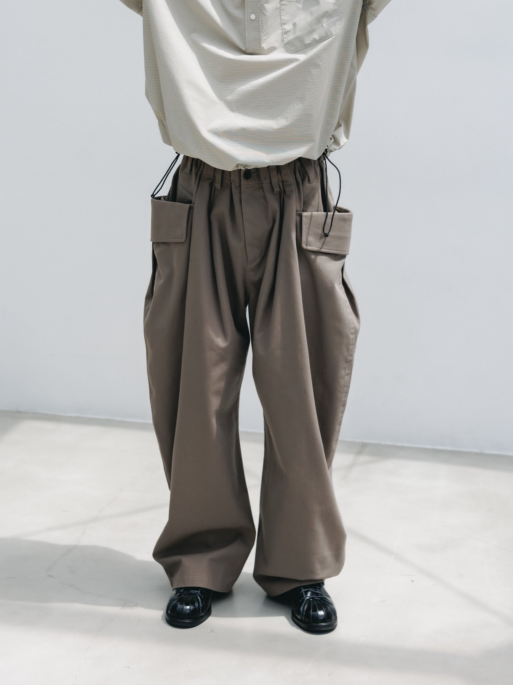 【4.25 SAT 20:00- IN STOCK】SIDE FLAP CURVE PANTS (MOCHA)