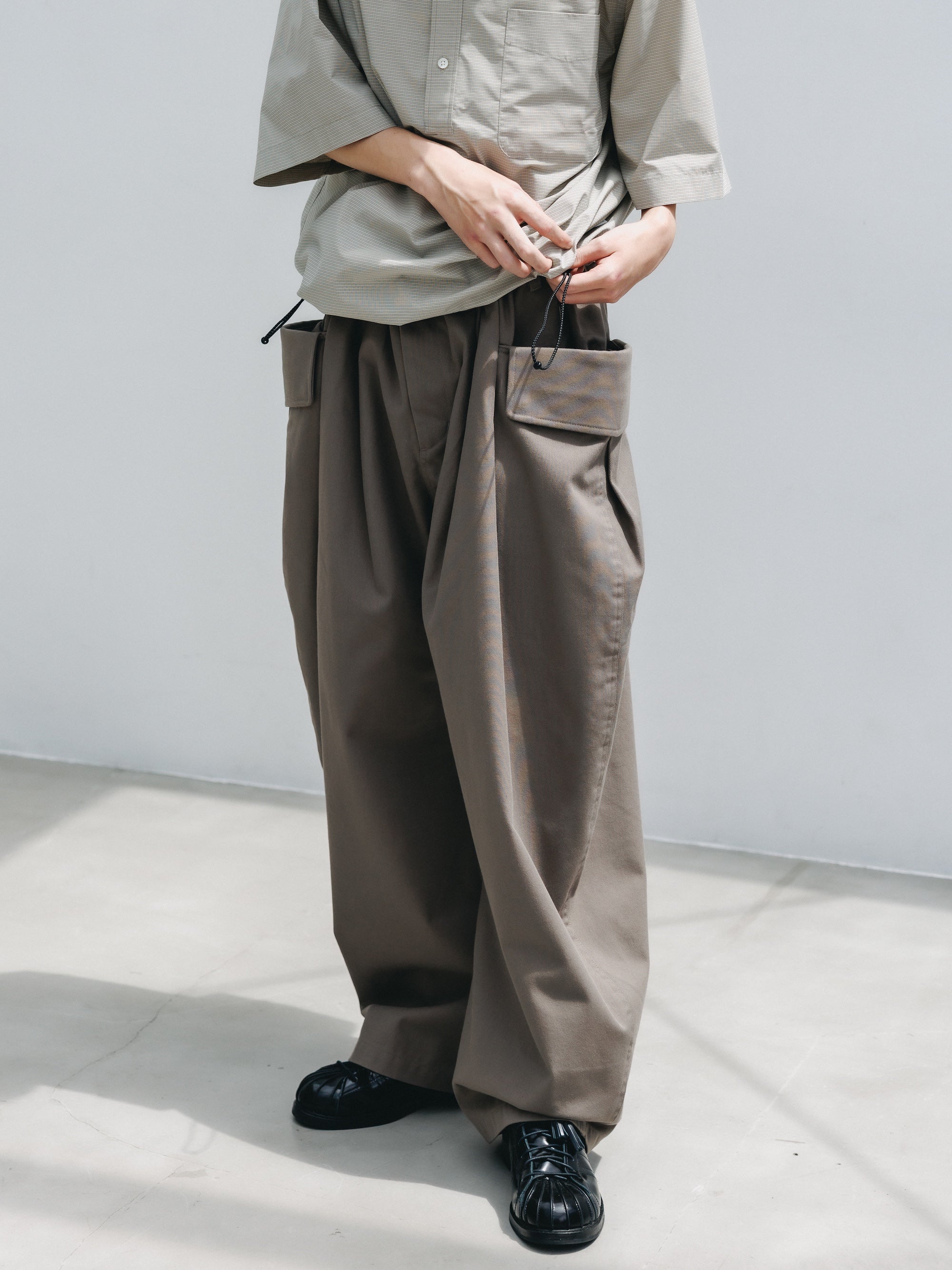 【4.25 SAT 20:00- IN STOCK】SIDE FLAP CURVE PANTS (MOCHA)