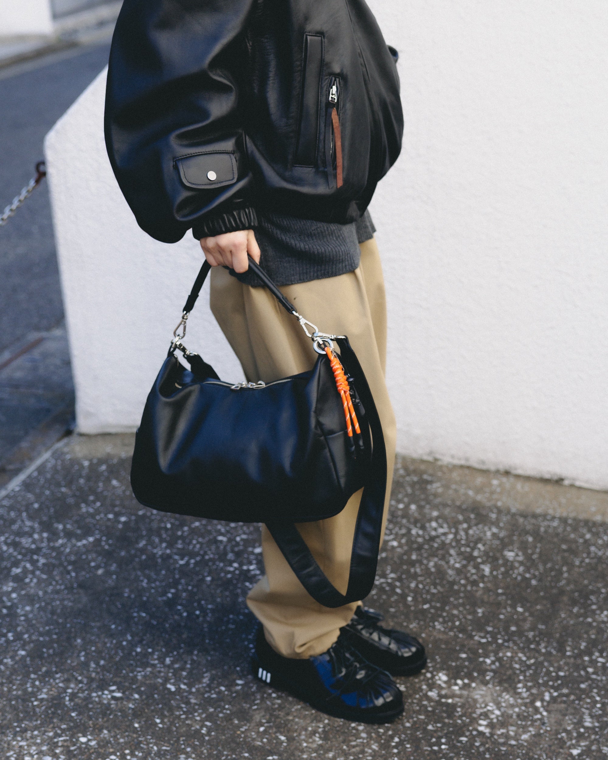 1.17 SAT 20:00- IN STOCK】LEATHER DAYOFF BAG (BLACK)
