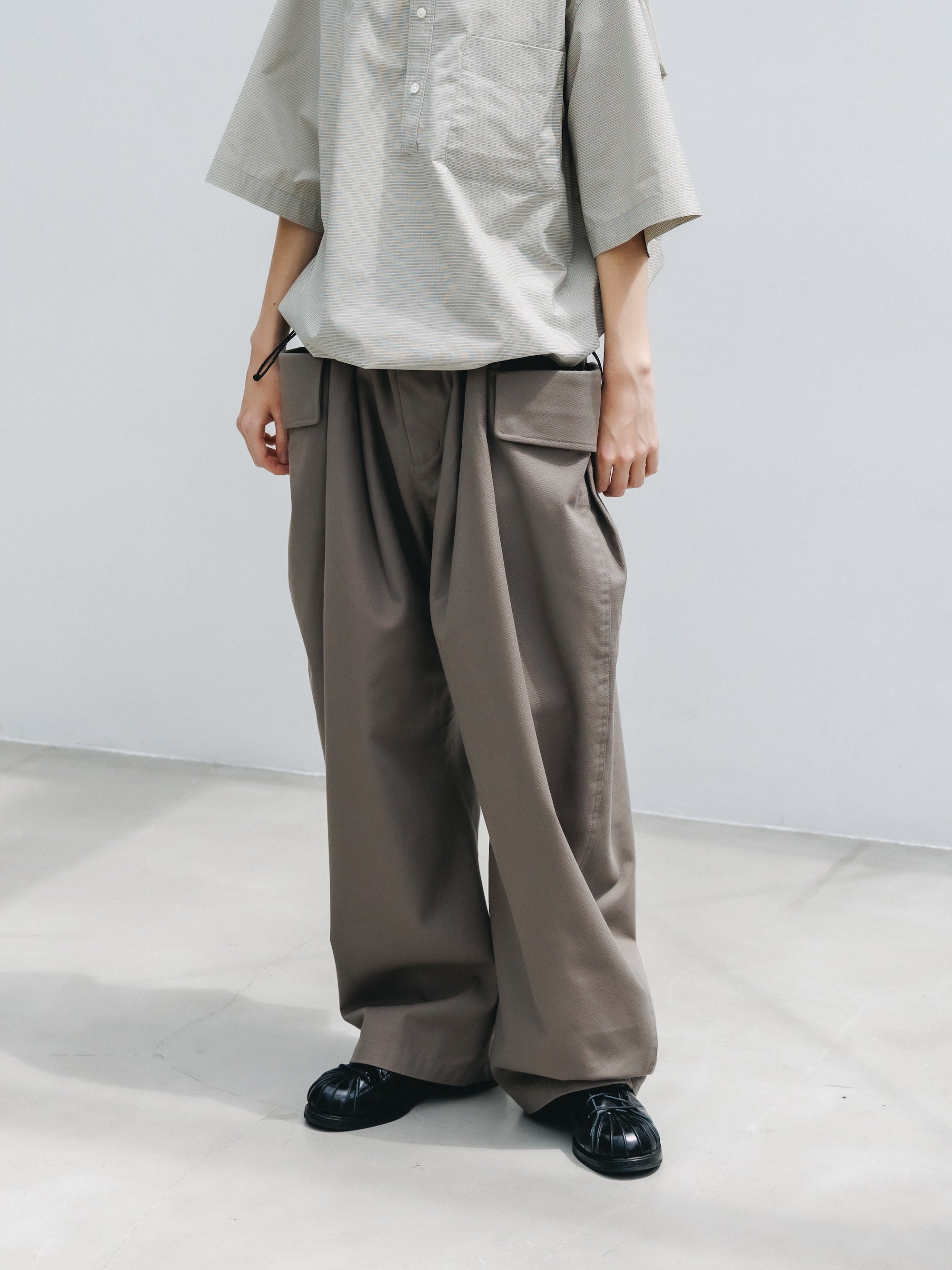 【4.25 SAT 20:00- IN STOCK】SIDE FLAP CURVE PANTS (MOCHA)