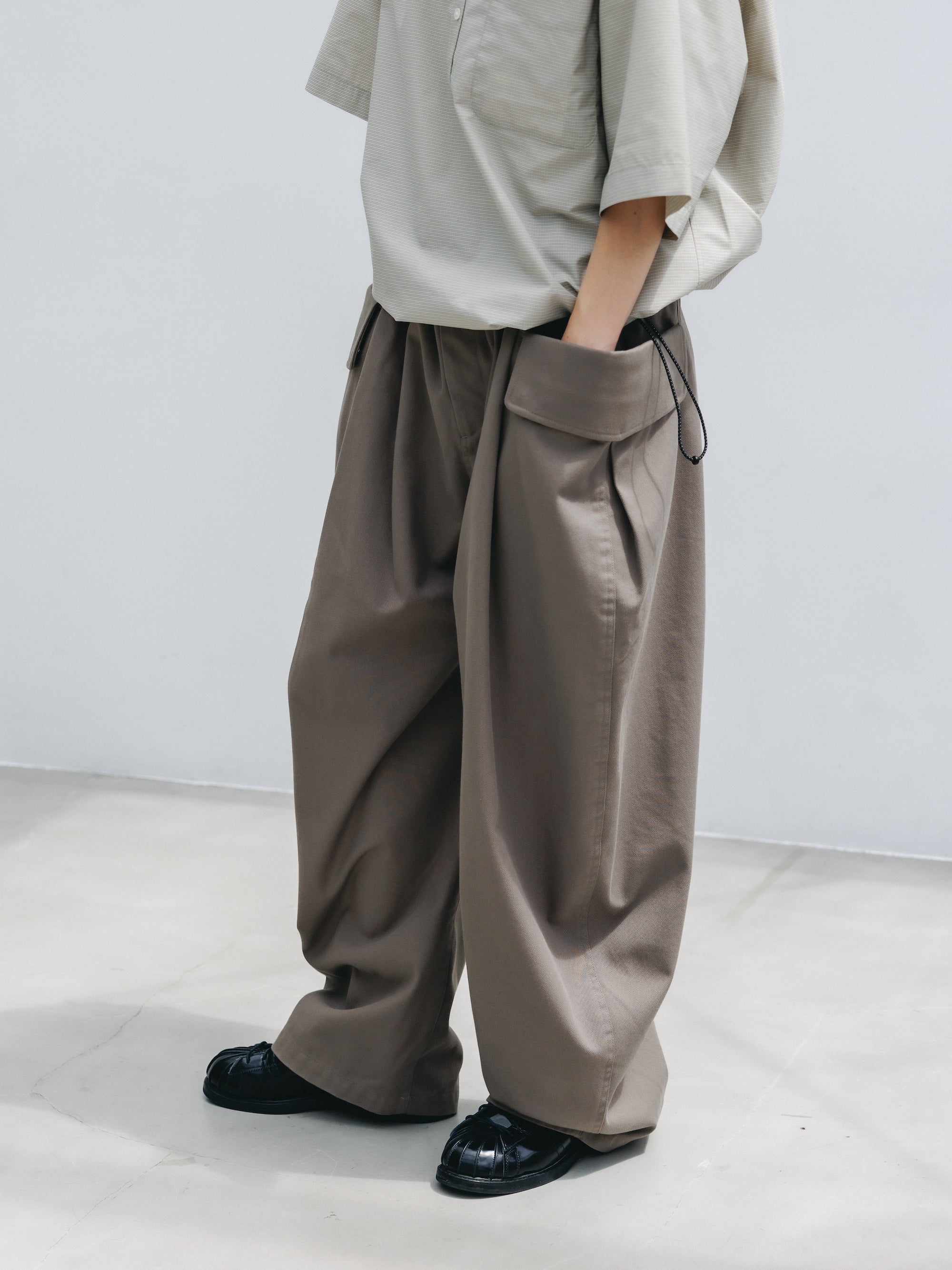【4.25 SAT 20:00- IN STOCK】SIDE FLAP CURVE PANTS (MOCHA)