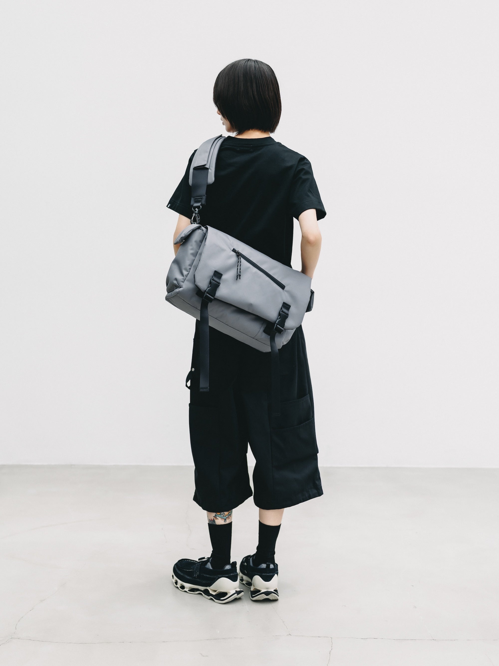 【6.13 SAT 20:00- IN STOCK】JOURNEY CROSS MESSENGER BAG (GRAY)