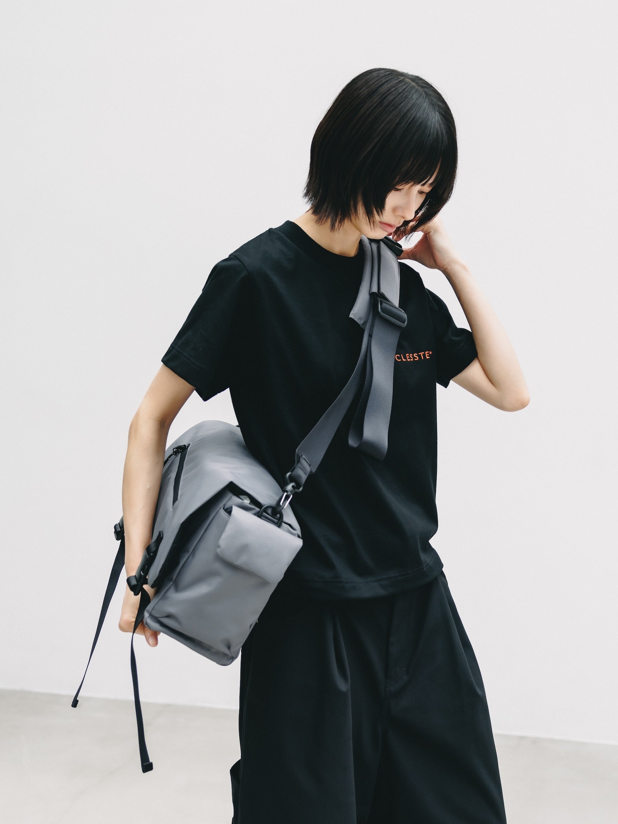 【6.13 SAT 20:00- IN STOCK】JOURNEY CROSS MESSENGER BAG (GRAY)