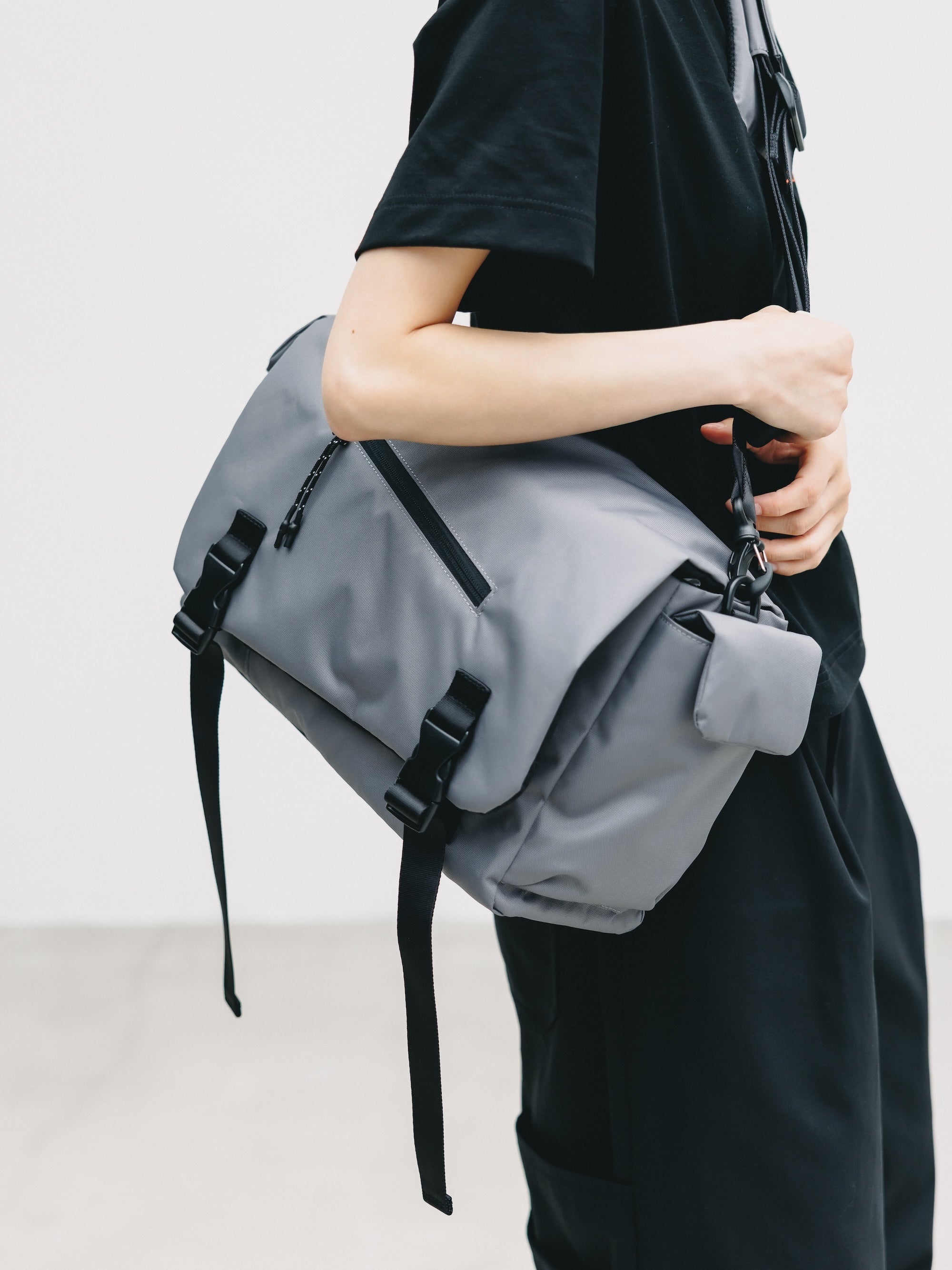 【6.13 SAT 20:00- IN STOCK】JOURNEY CROSS MESSENGER BAG (GRAY)