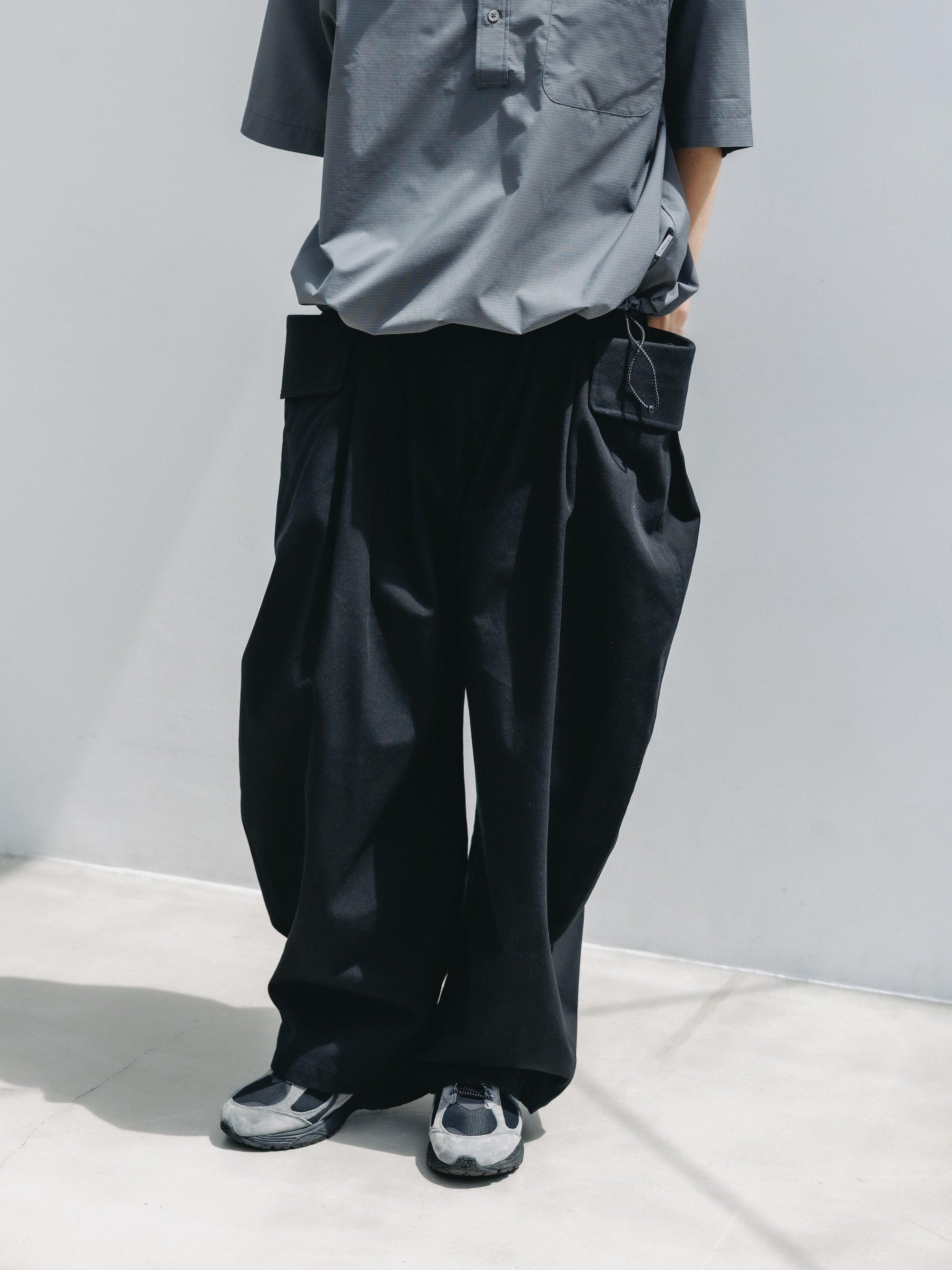 SIDE FLAP CURVE PANTS (BLACK)