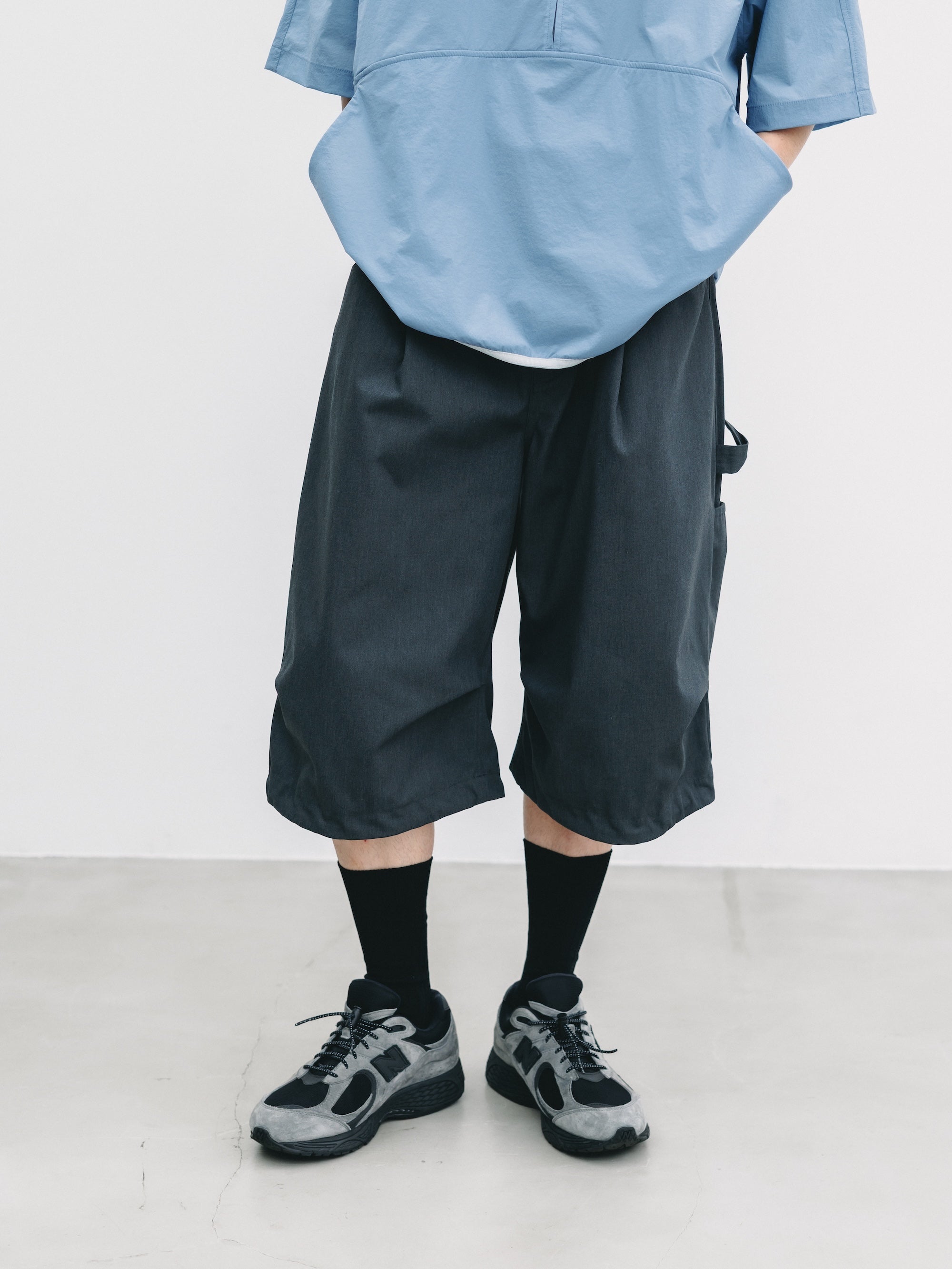 T/C GABARDINE CITY MASSIVE UTILITY CROPPED PANTS (CHARCOAL)