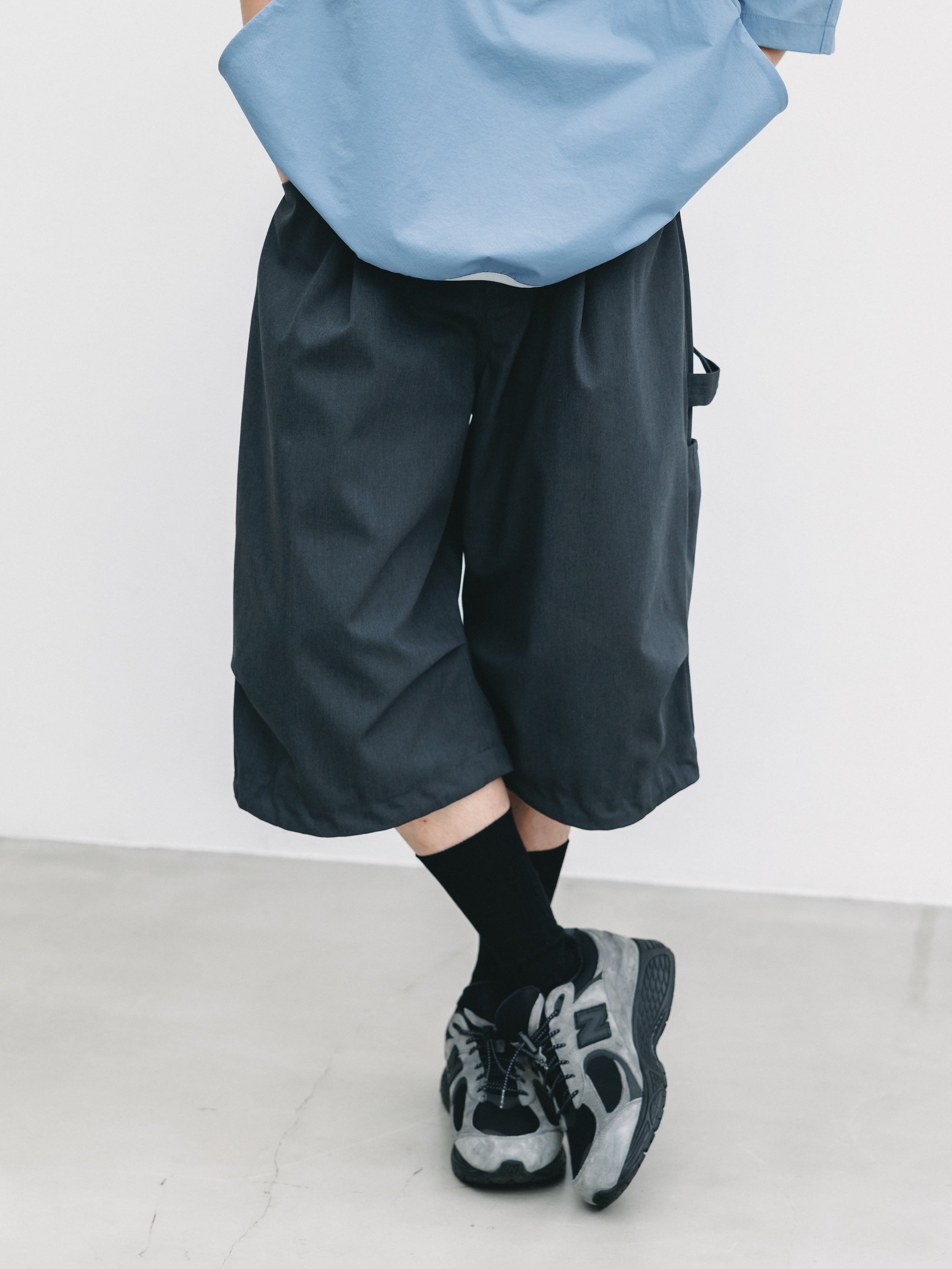 T/C GABARDINE CITY MASSIVE UTILITY CROPPED PANTS (CHARCOAL)