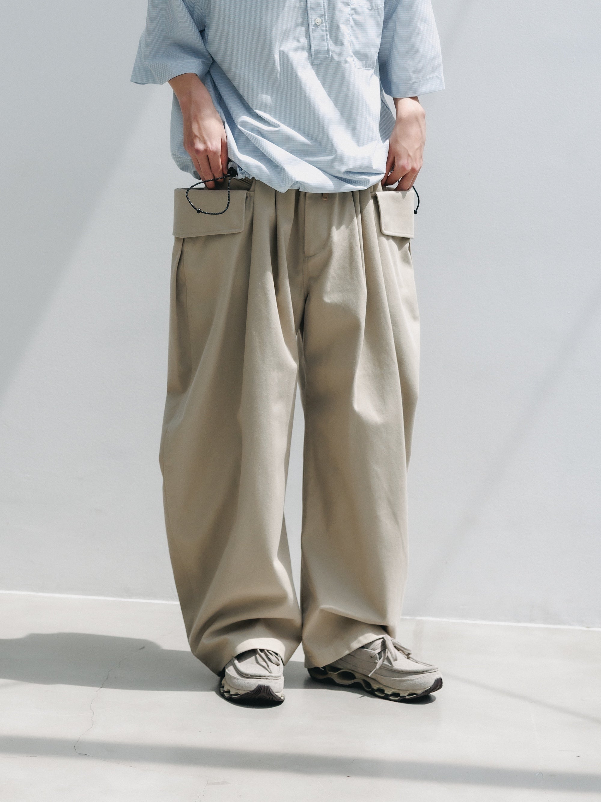 SIDE FLAP CURVE PANTS (BEIGE)